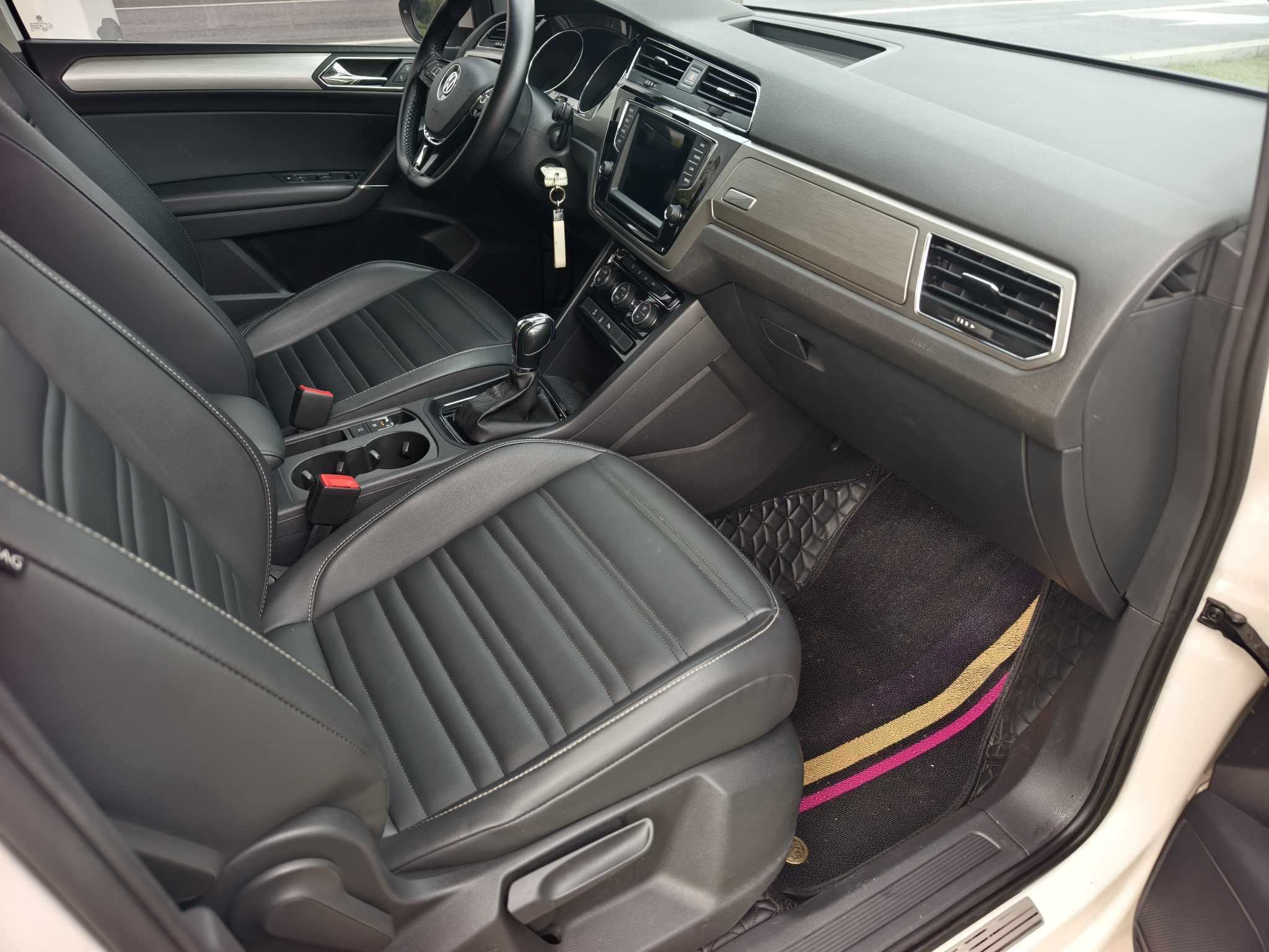 Volkswagen Touran 2018 car image #9