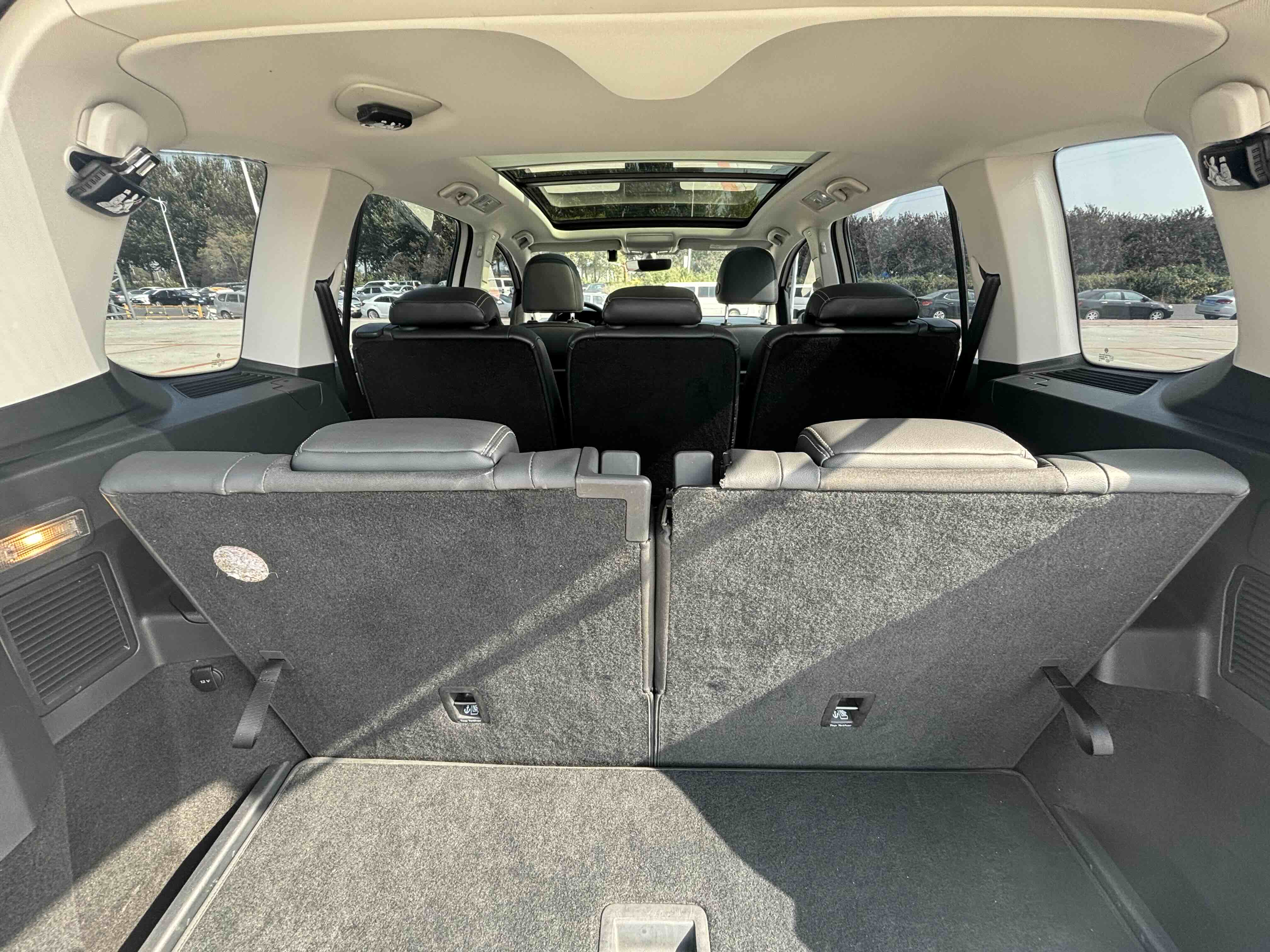 Volkswagen Touran 2018 car image #9