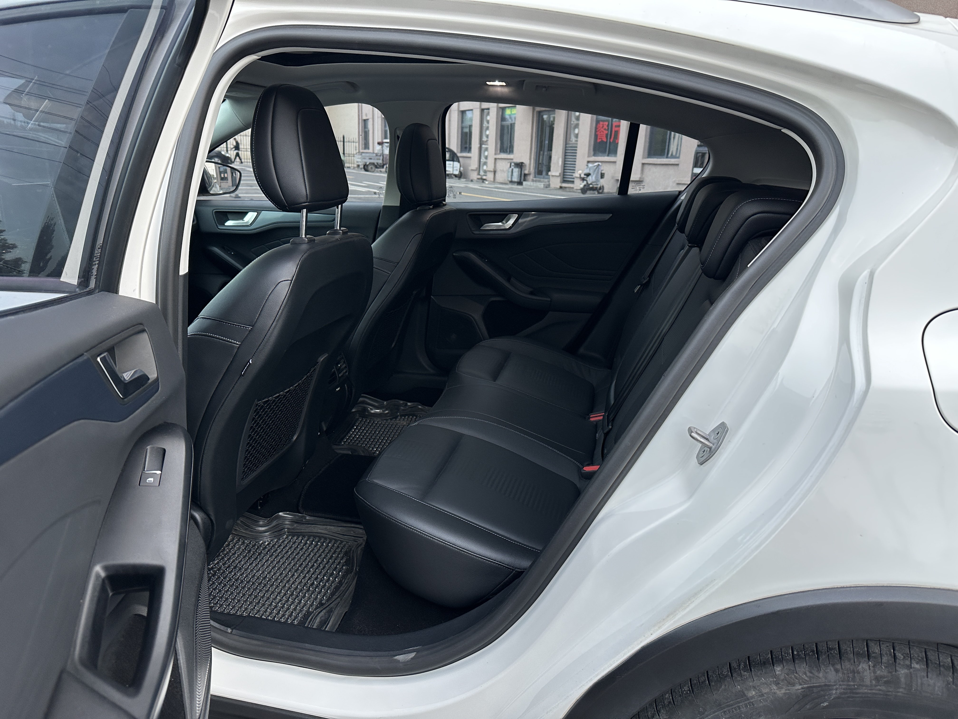 Ford Focus Active 2020 car image #9