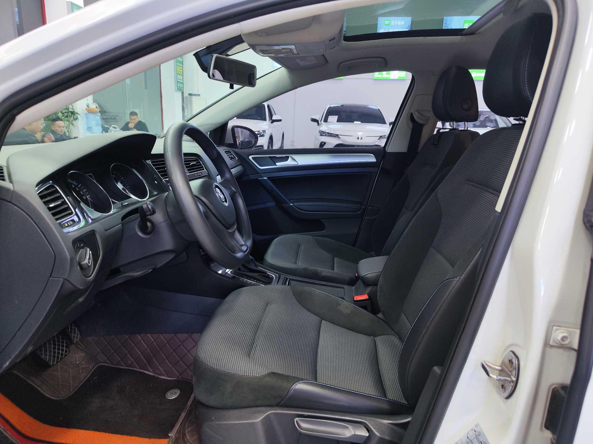 Volkswagen Golf Pure Electric 2020 car image #9