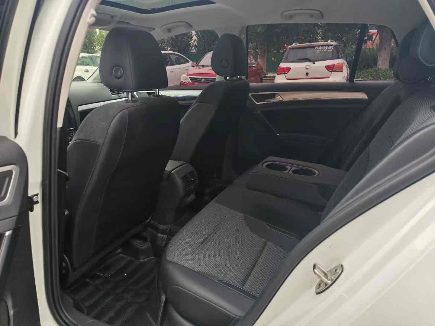 Volkswagen Golf Pure Electric 2020 car image #9