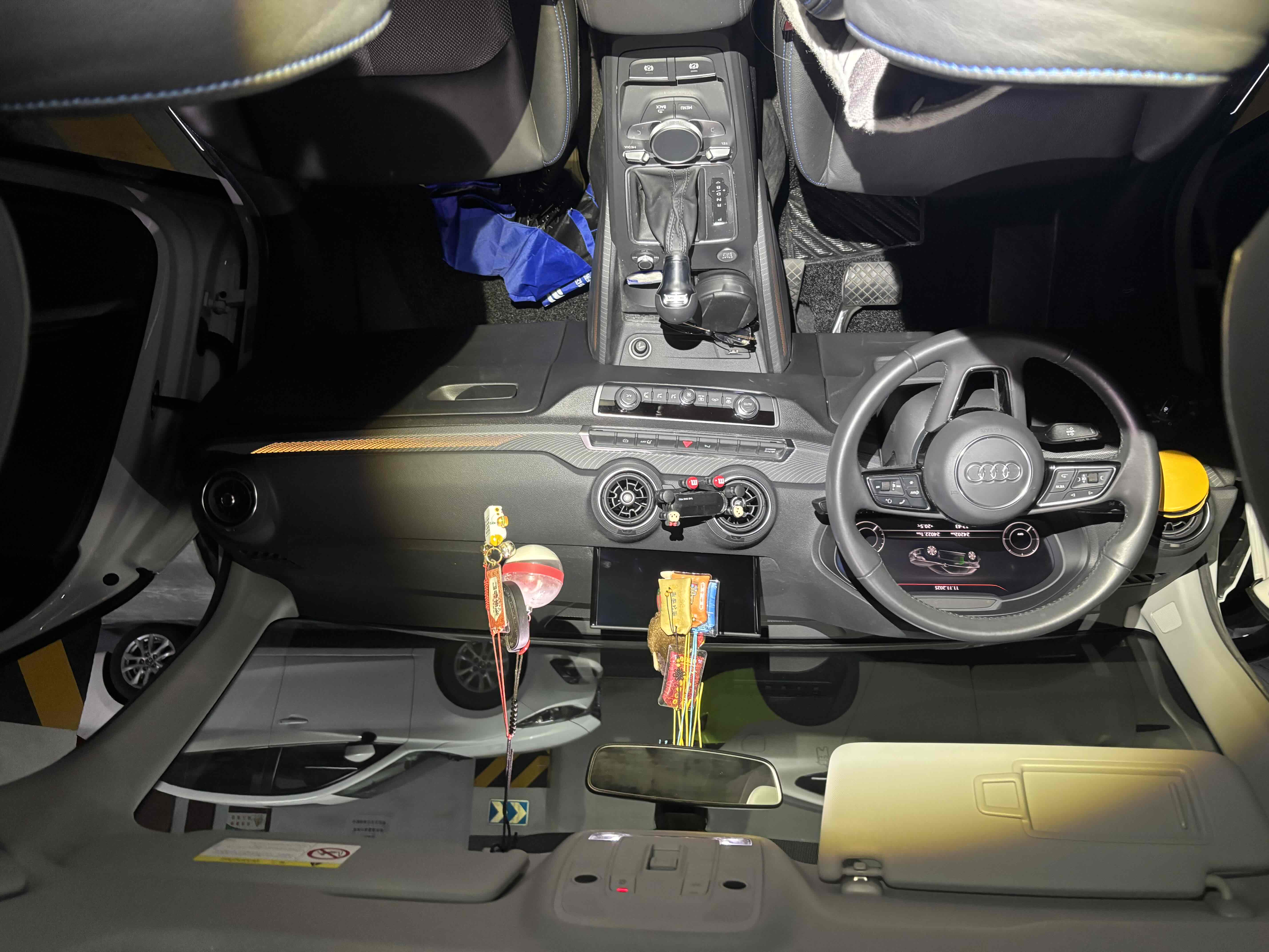 Audi Q2L e-tron 2021 car image #9