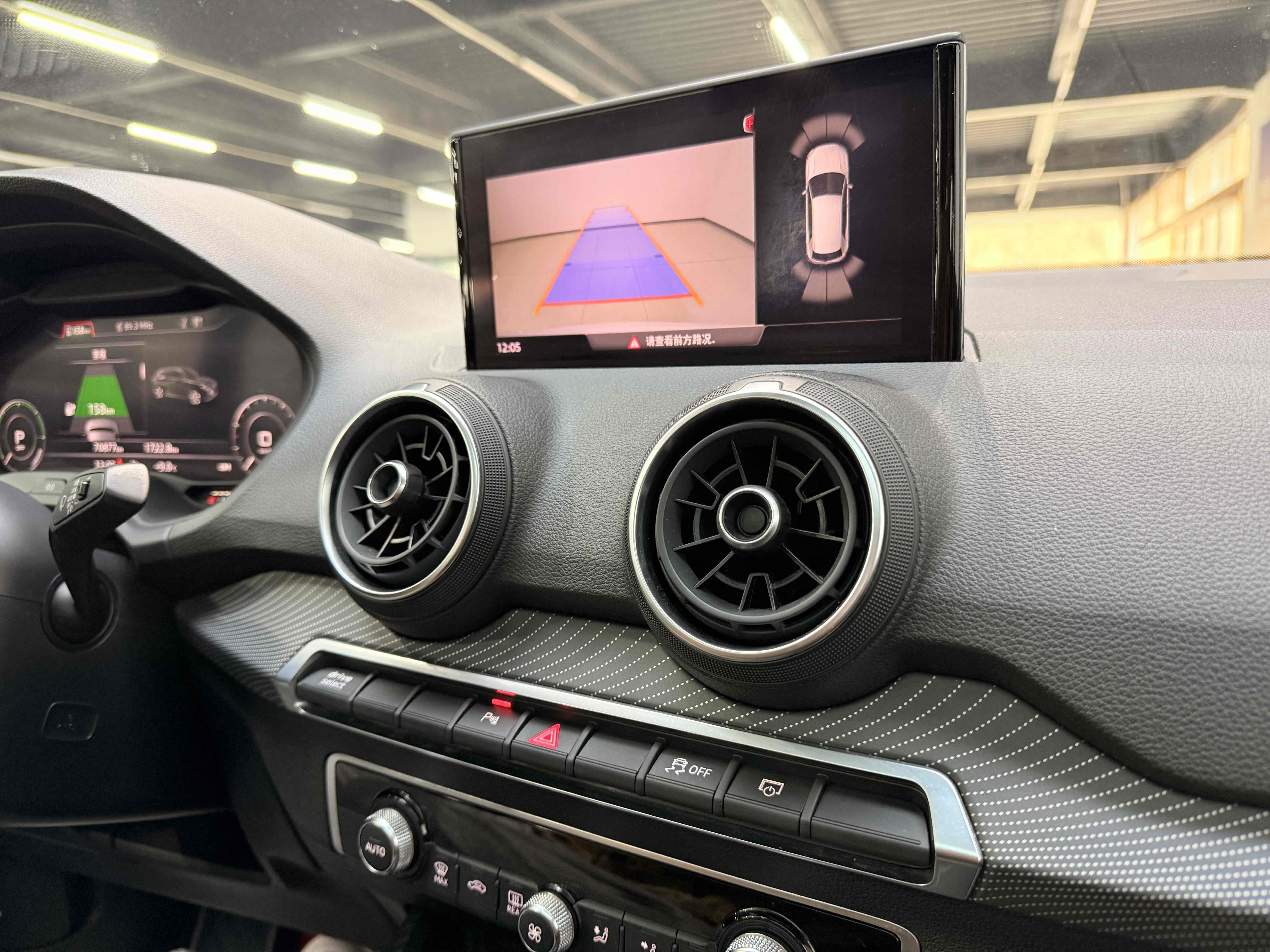 Audi Q2L e-tron 2021 صورة سيارة #9