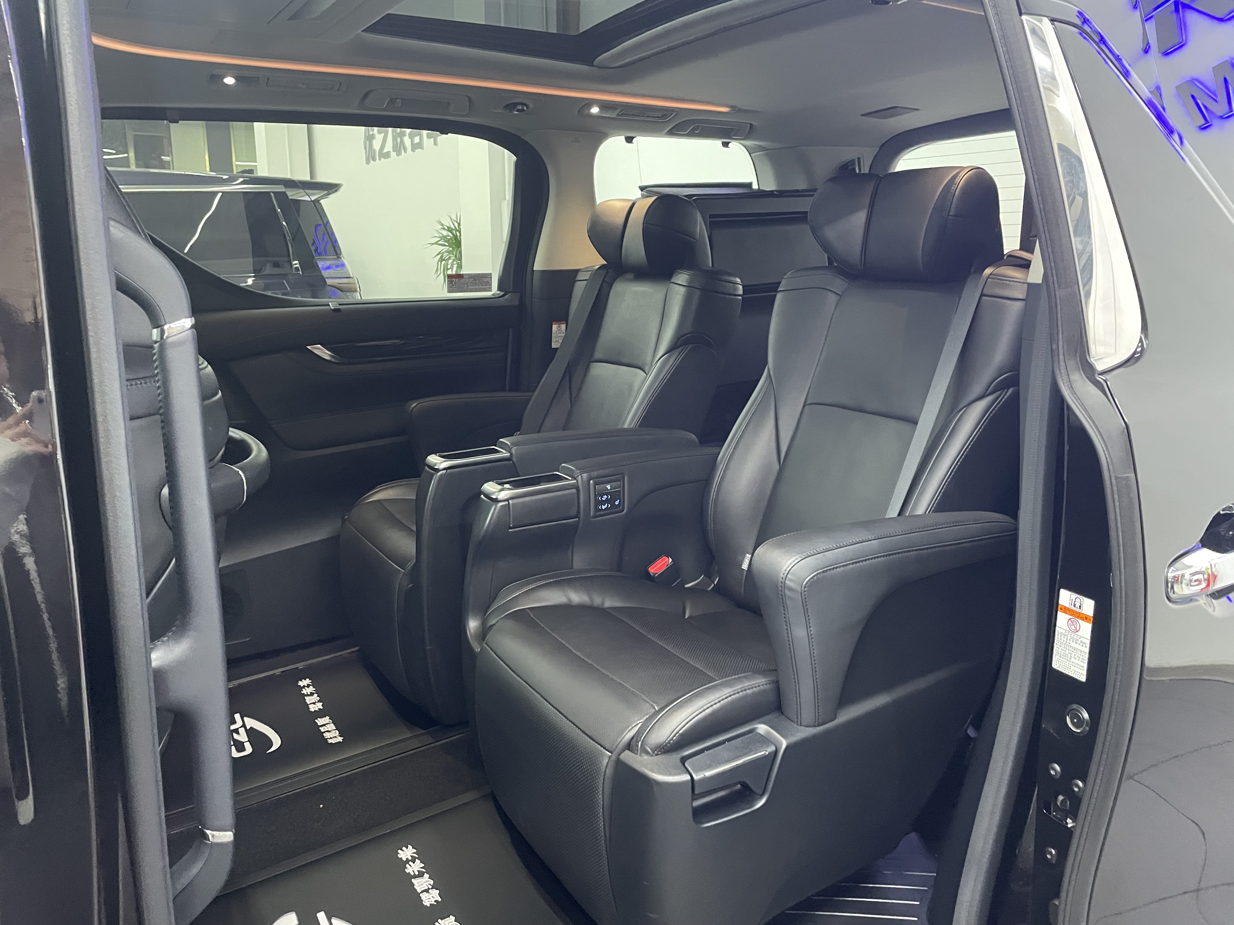 Toyota Vellfire 2020 car image #9