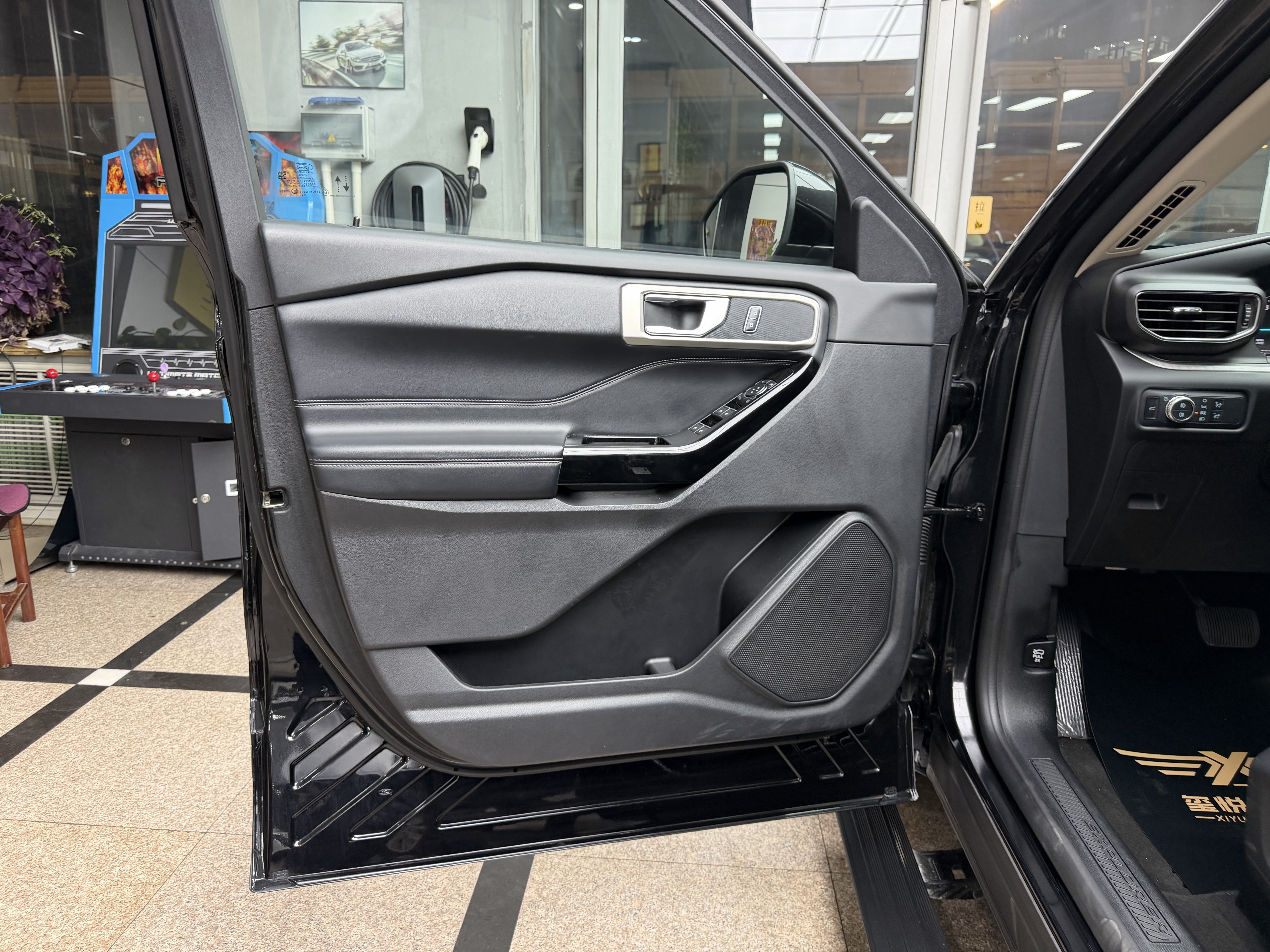 Ford Explorer 2022 car image #9