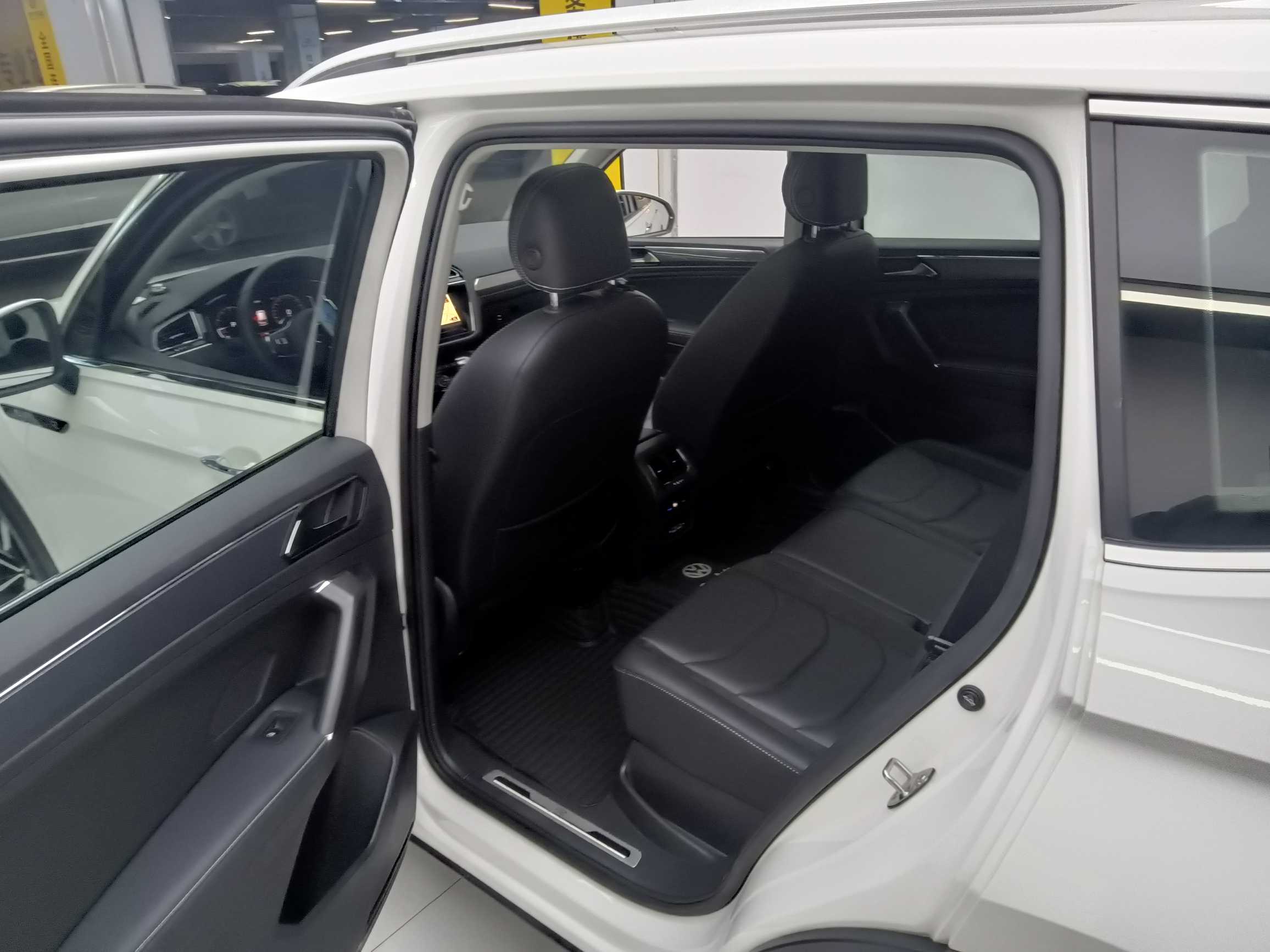 Volkswagen Tiguan L 2021 #9 Volkswagen Tiguan L 2021 car image #9