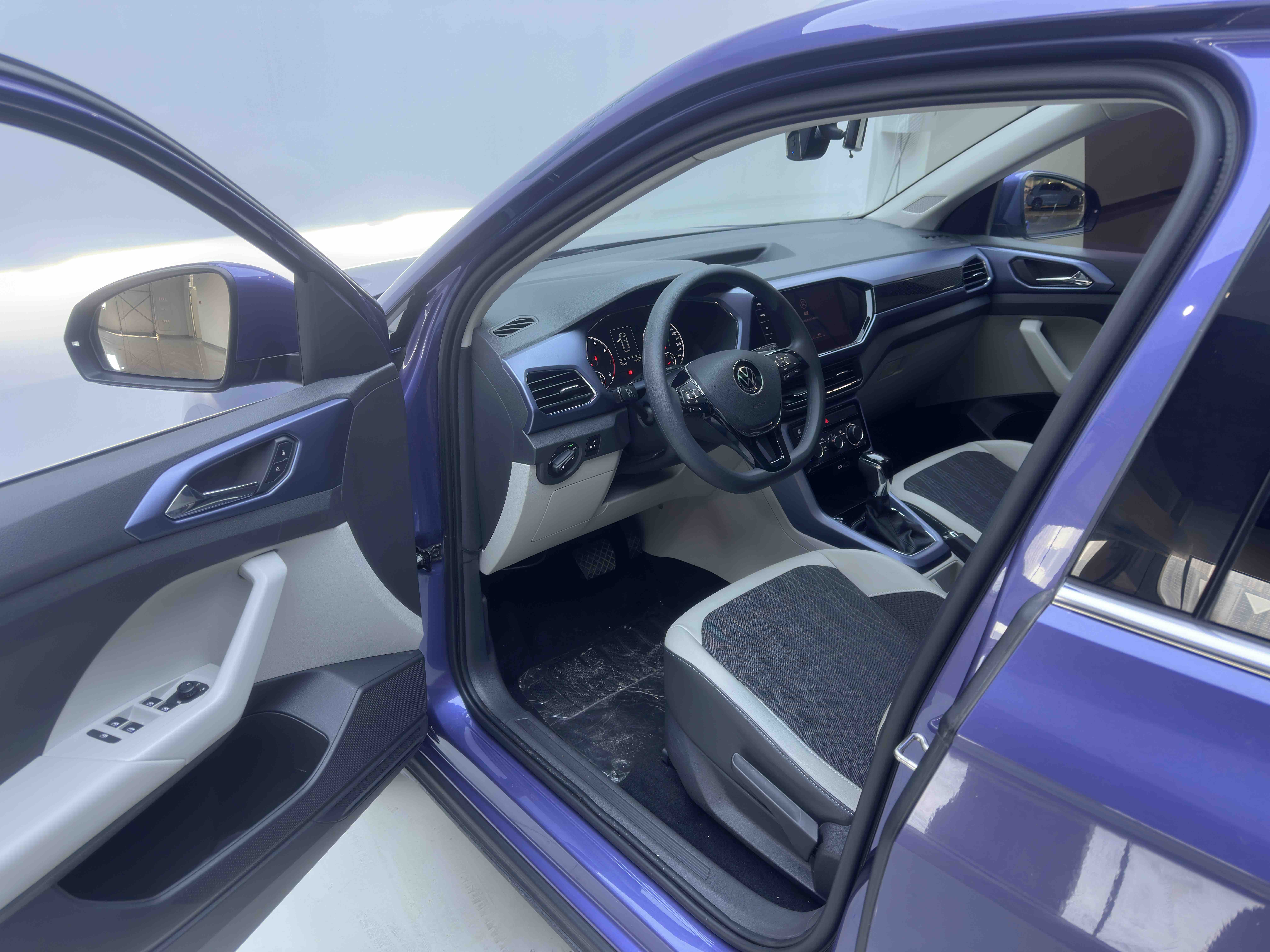 Volkswagen T-Cross 2021 car image #9