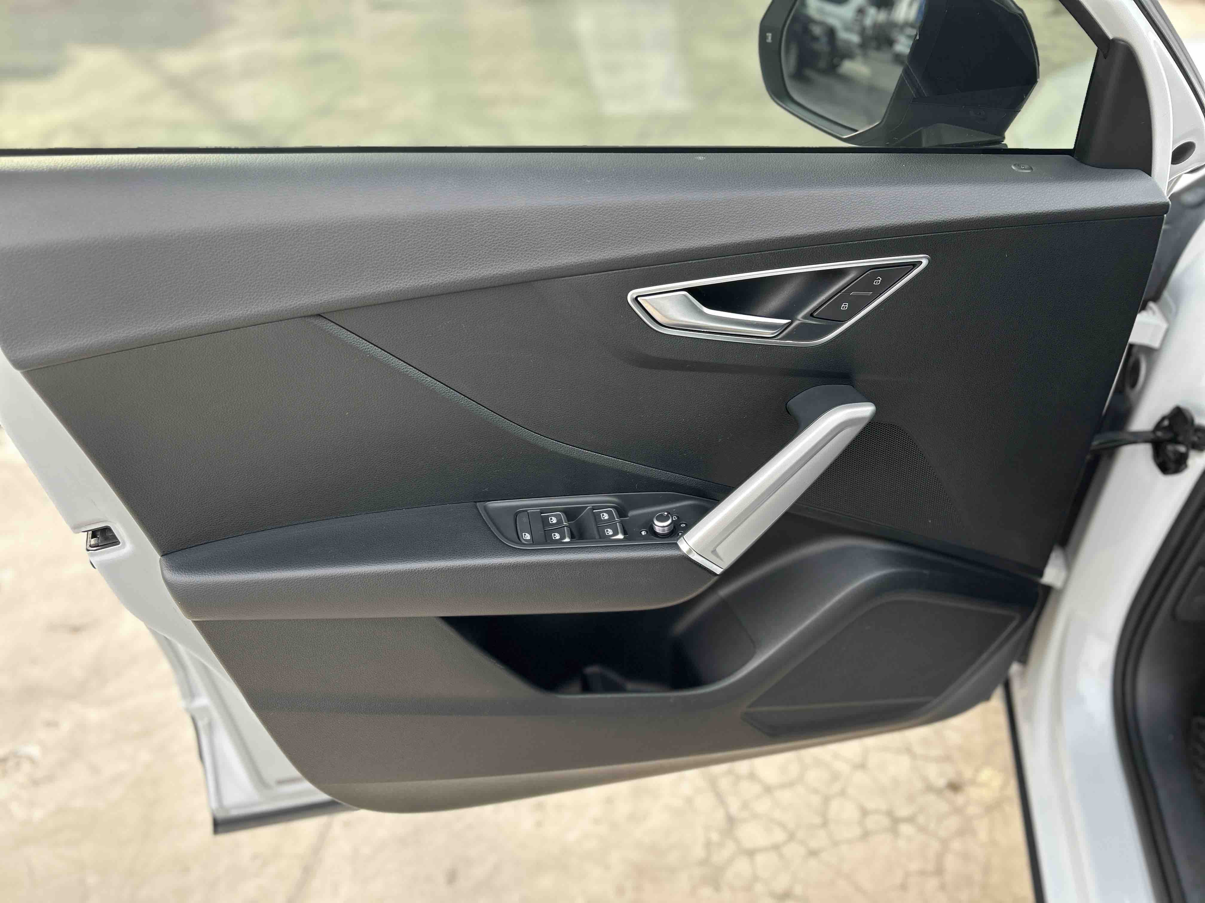 Audi Q2L 2021 car image #9