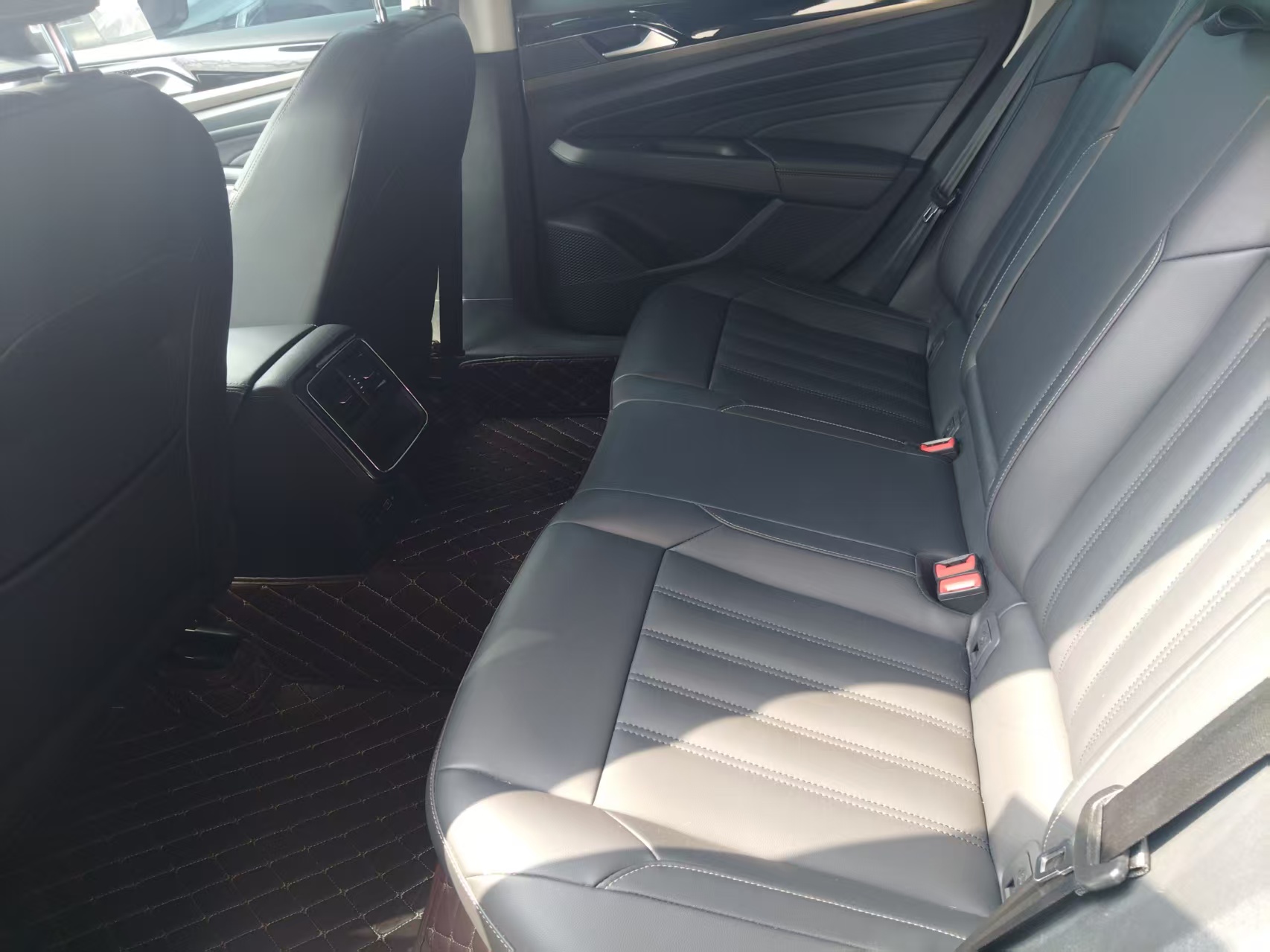 Volkswagen Passat 2023 car image #9