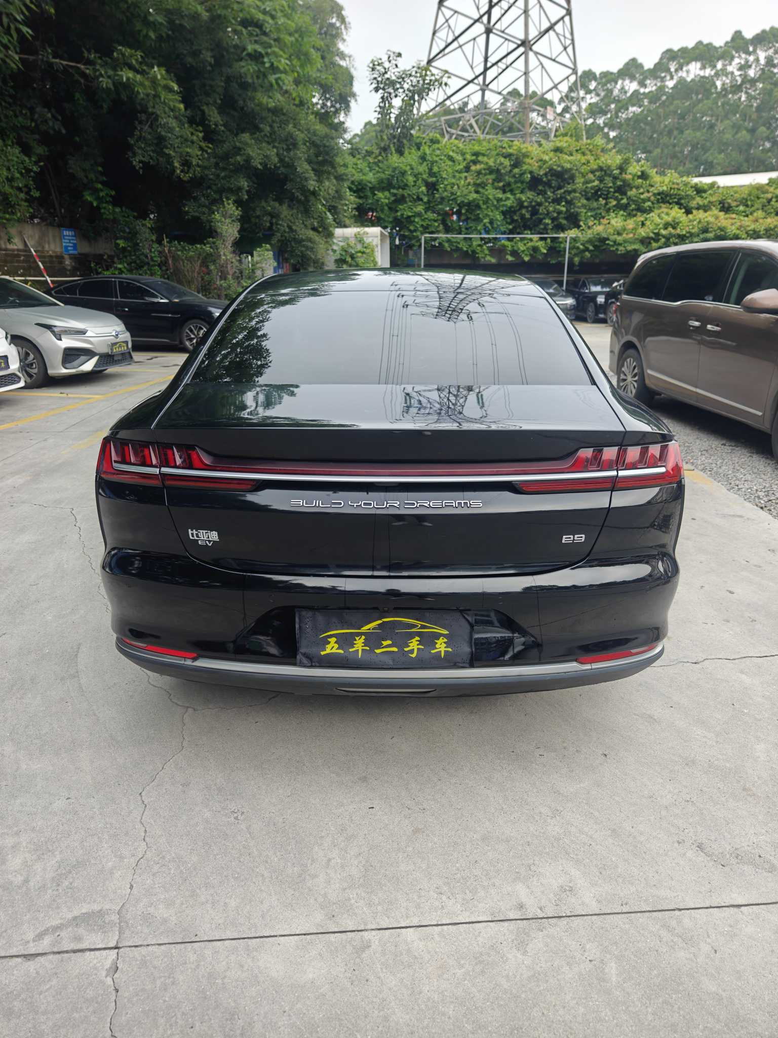 BYD e9 2022 image de voiture #9