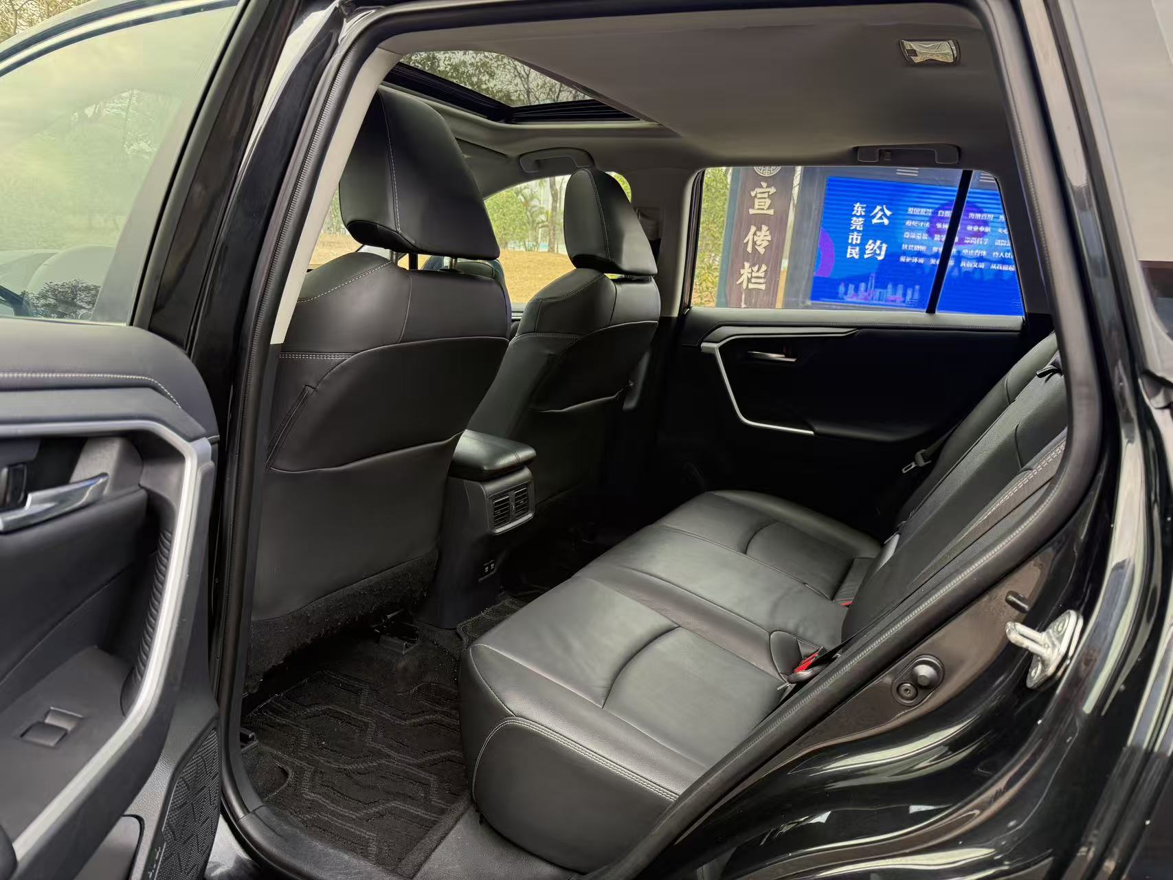 Toyota RAV4 2021 car image #9