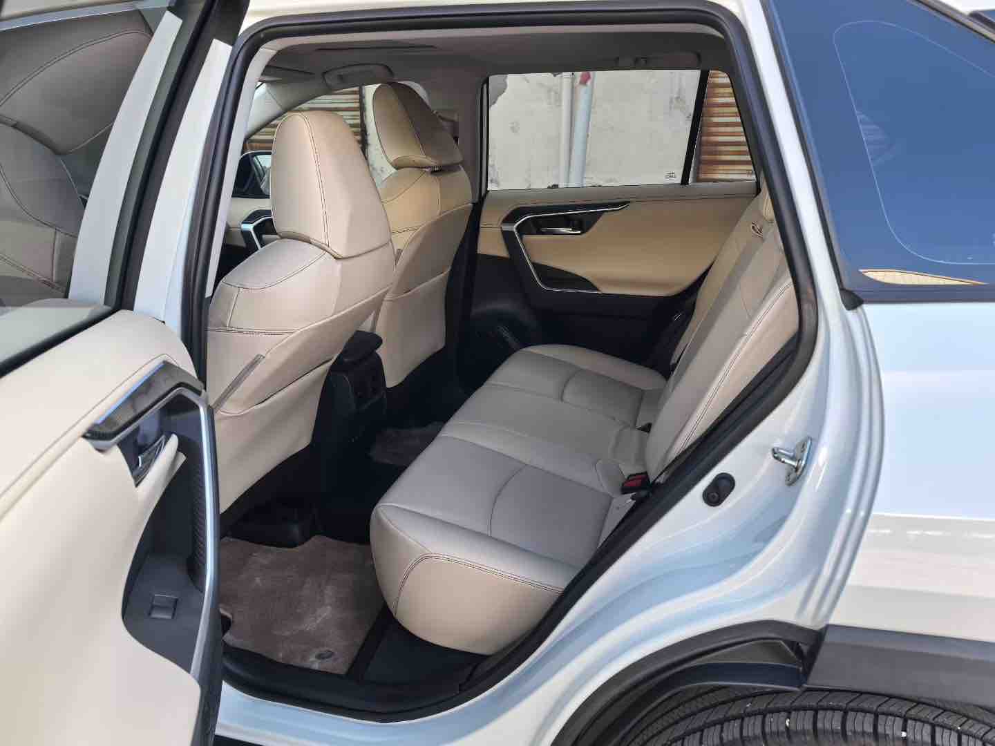 Toyota RAV4 2022 car image #9