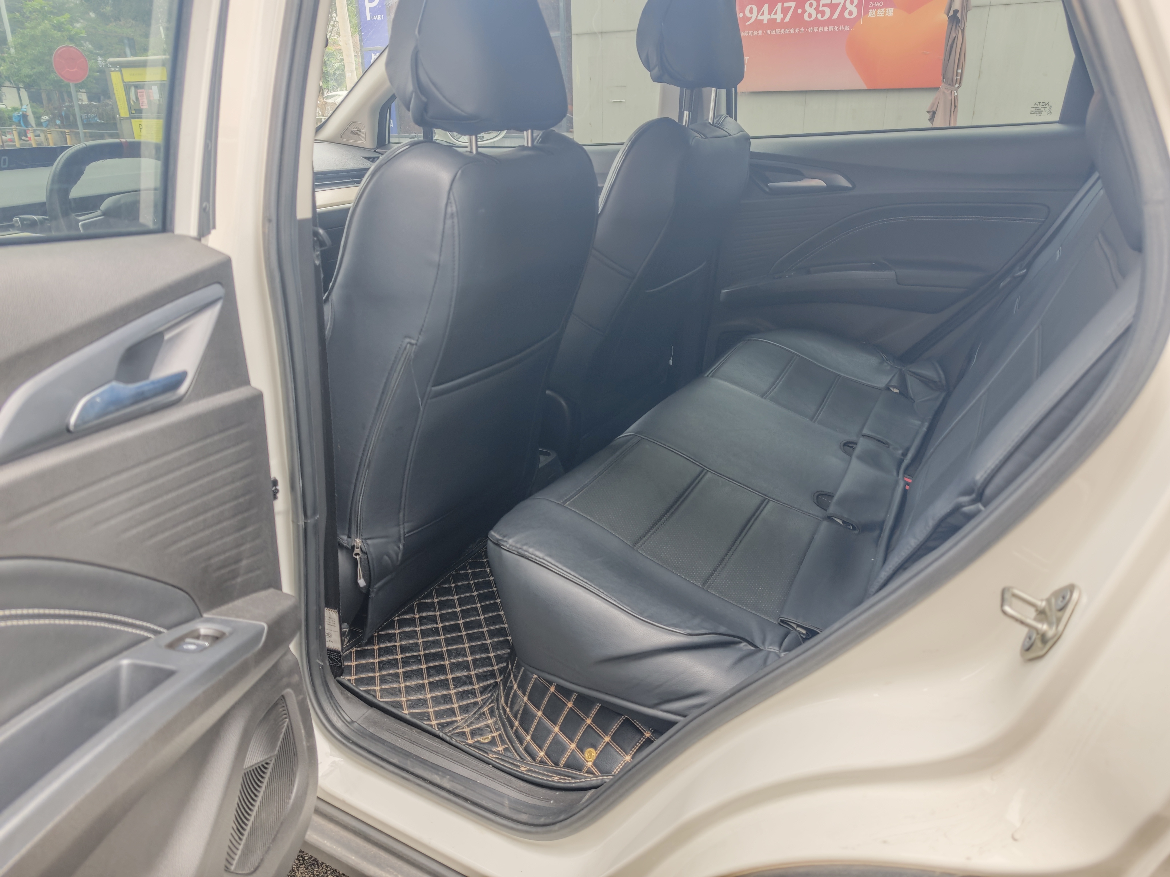 哪吒汽车 哪吒V 2022 #9 哪吒汽车 哪吒V 2022 汽车图片 #9