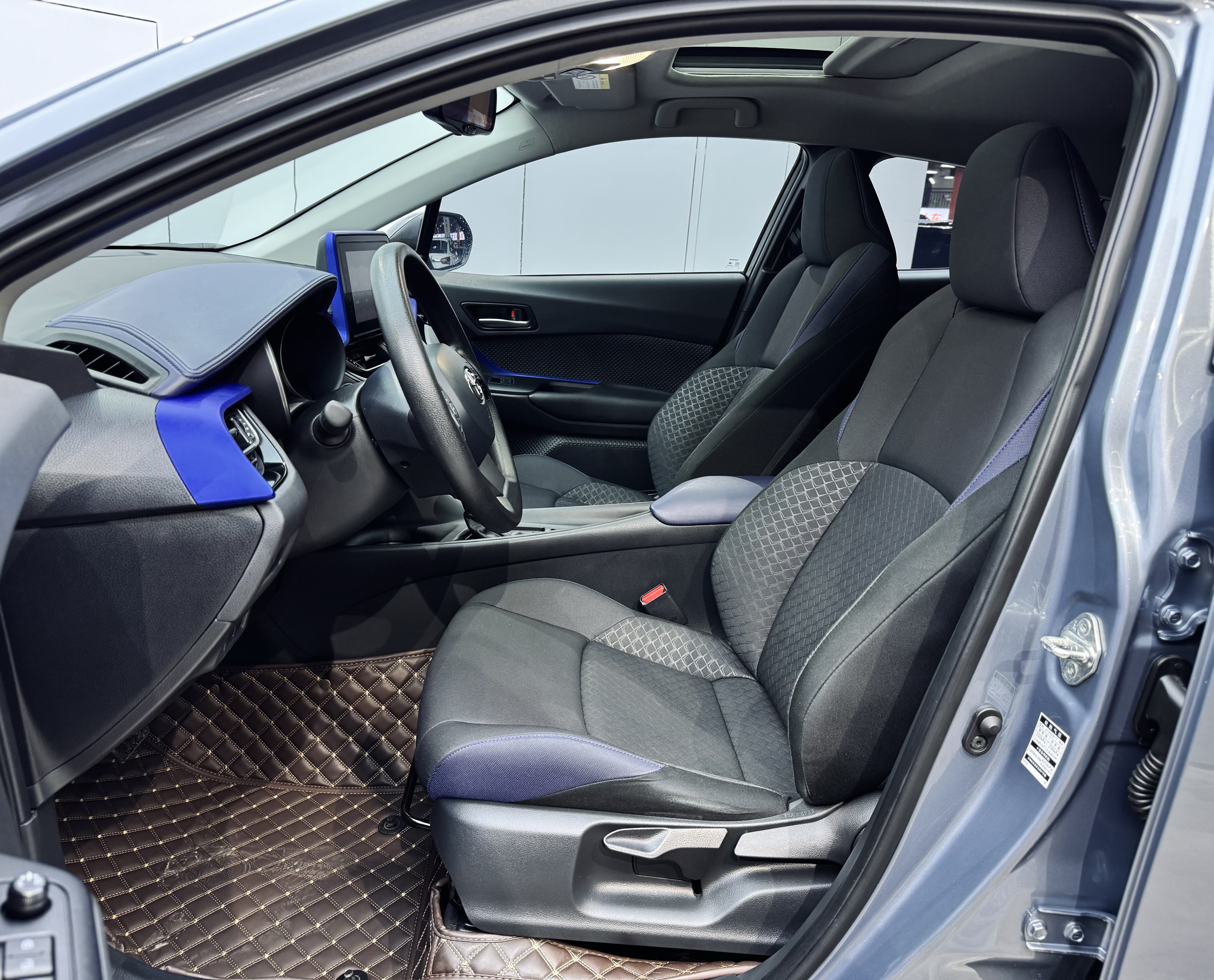 Toyota C-HR 2021 car image #9