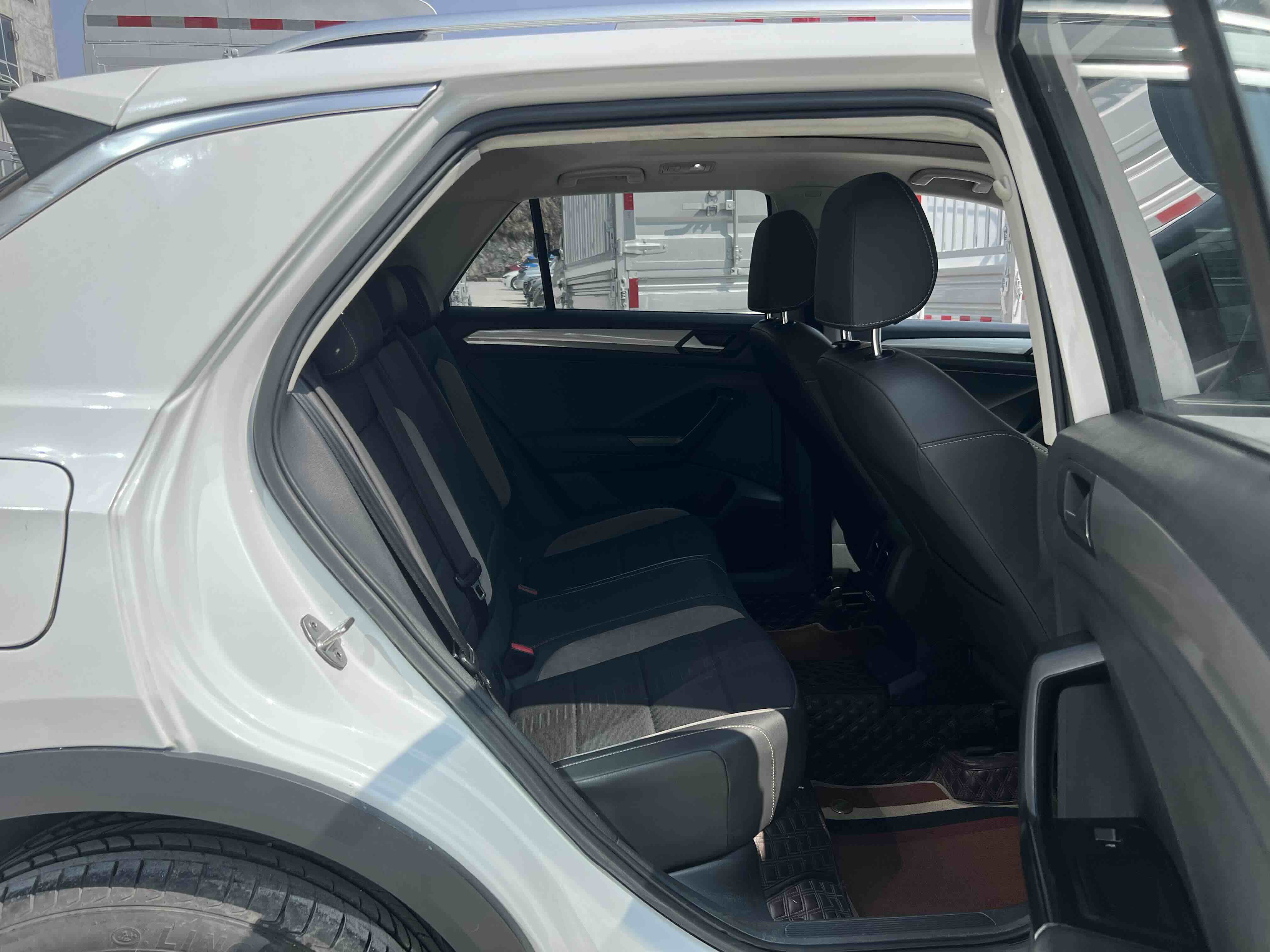 Volkswagen T-Roc 2021 car image #9