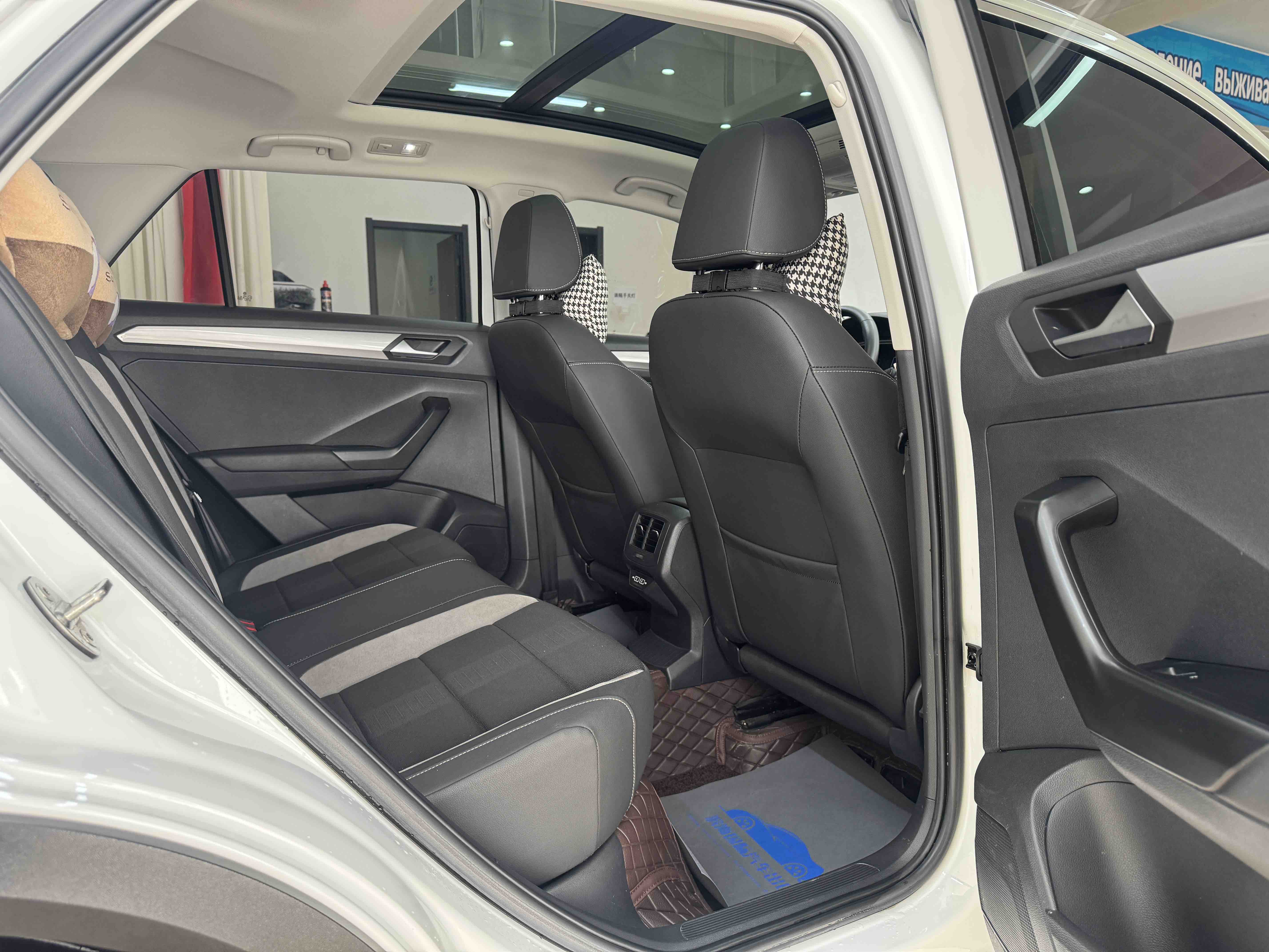 Volkswagen T-Roc 2021 car image #9