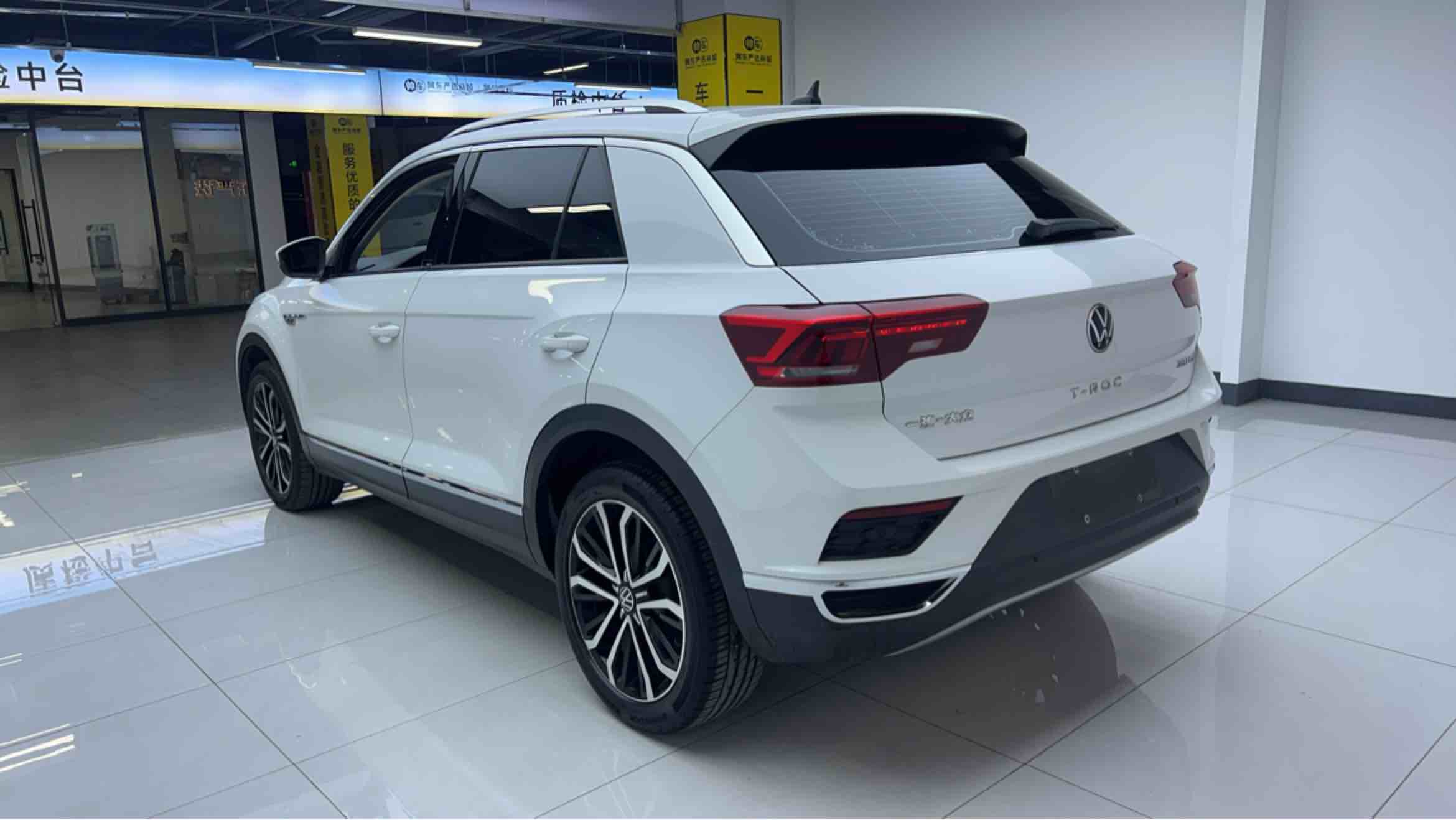 Volkswagen T-Roc 2021 car image #9