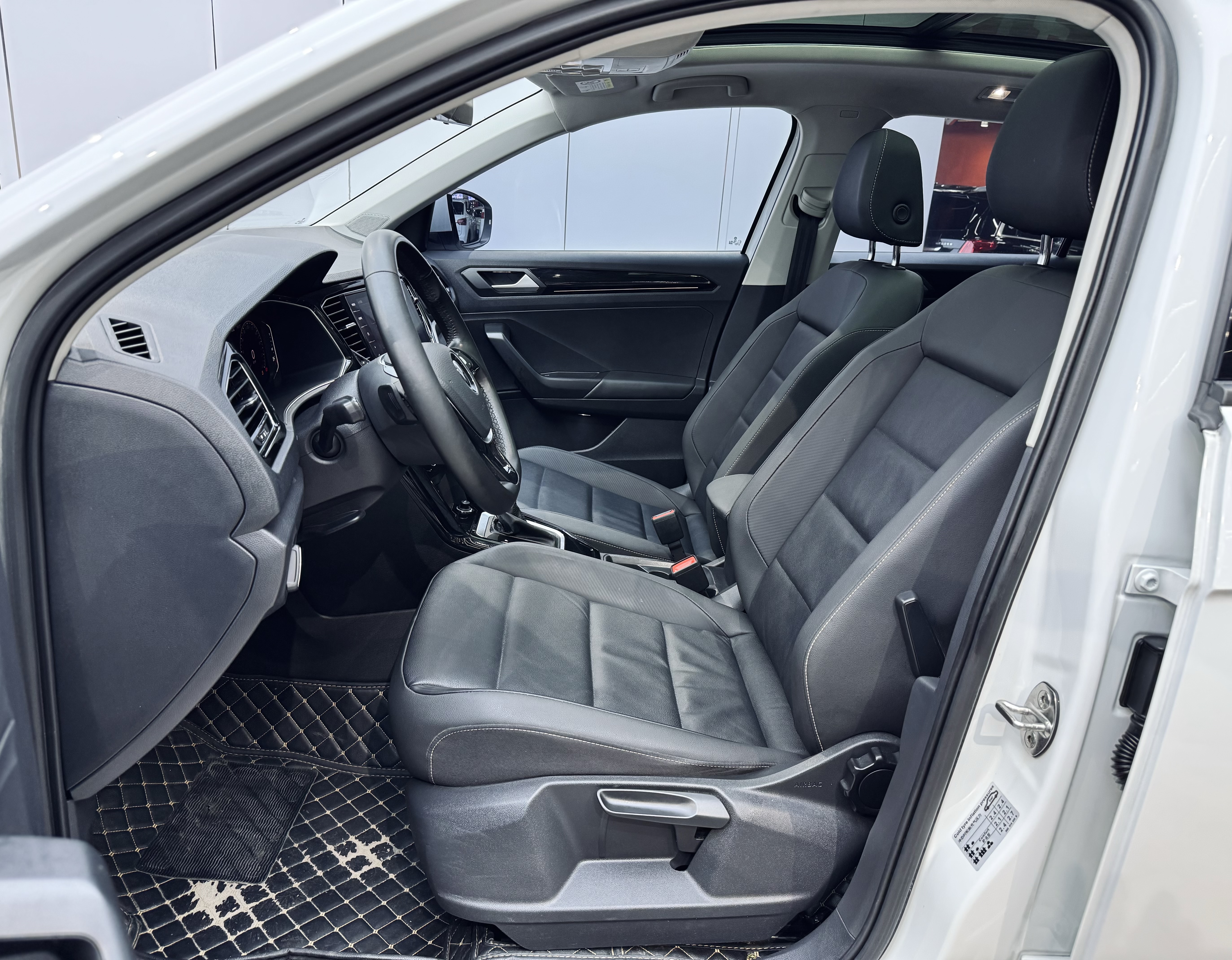 Volkswagen T-Roc 2022 car image #9