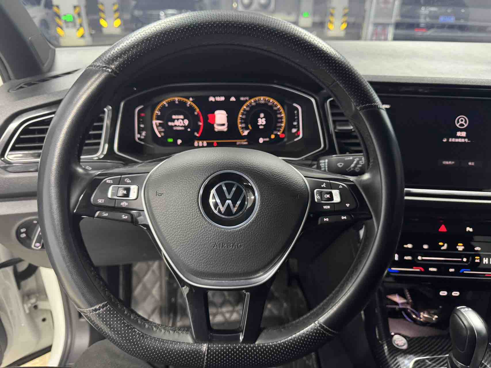 Volkswagen T-Roc 2022 car image #9