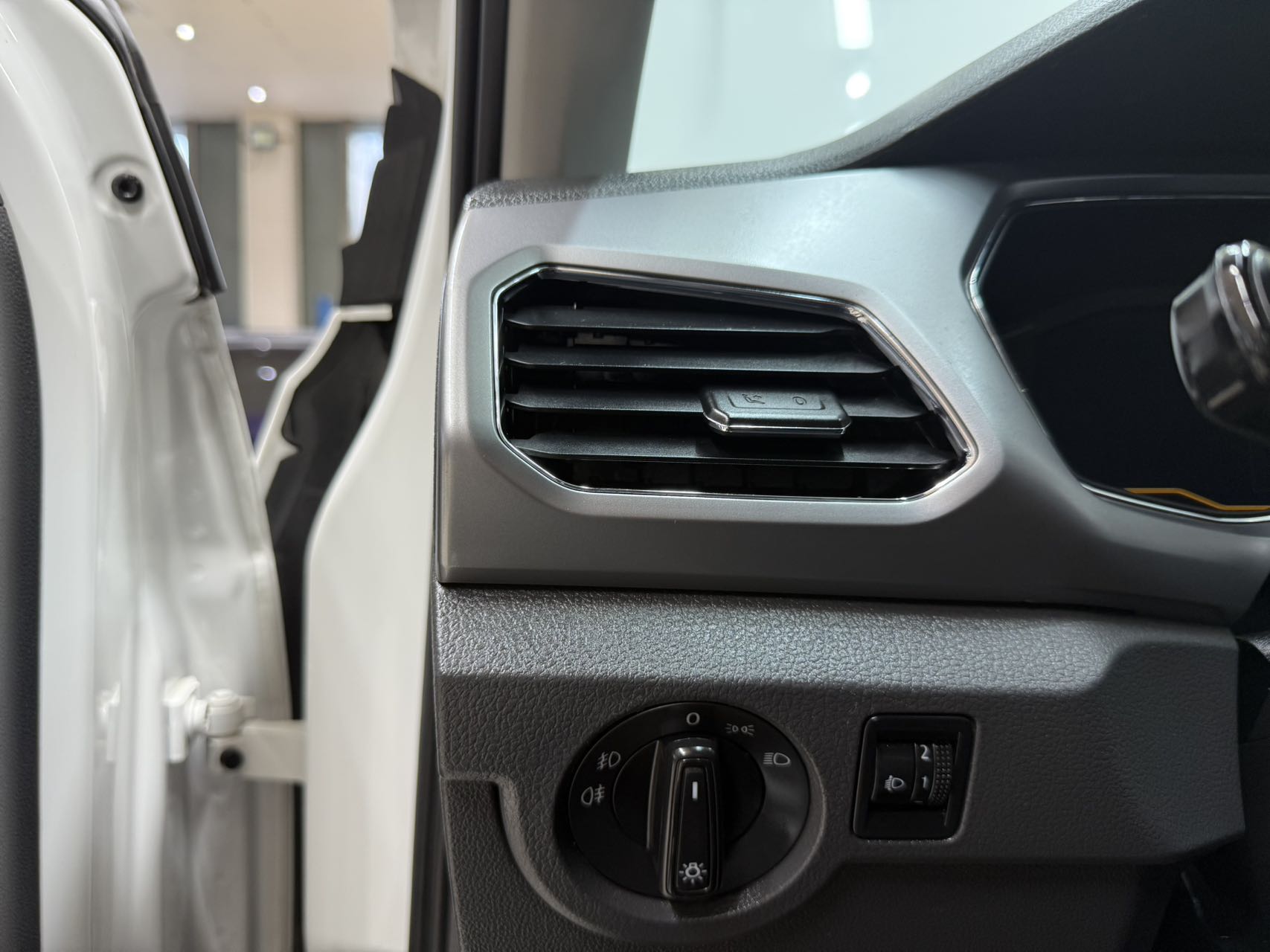 Volkswagen T-Cross 2022 car image #9