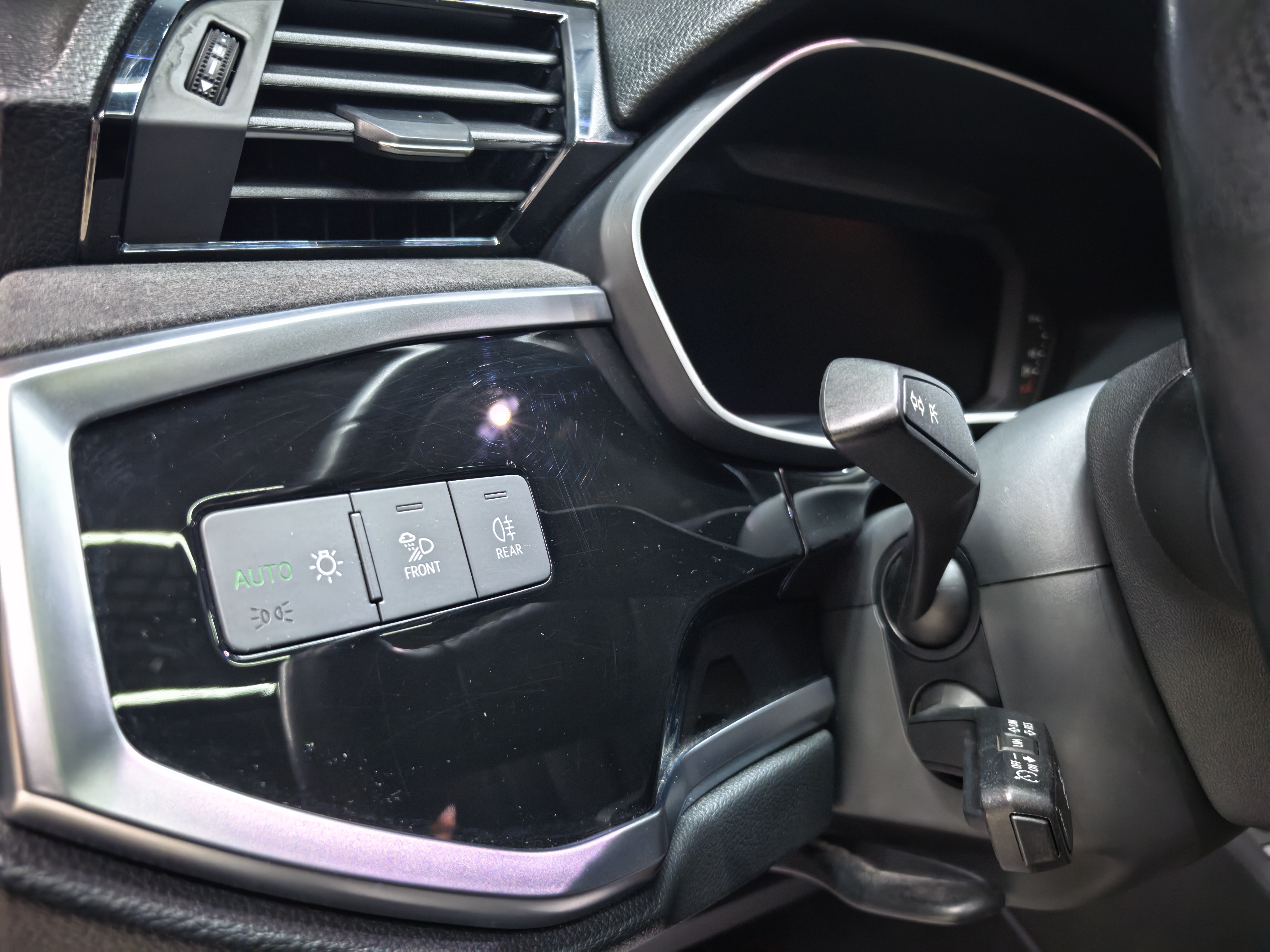 Audi Q3 2023 car image #9