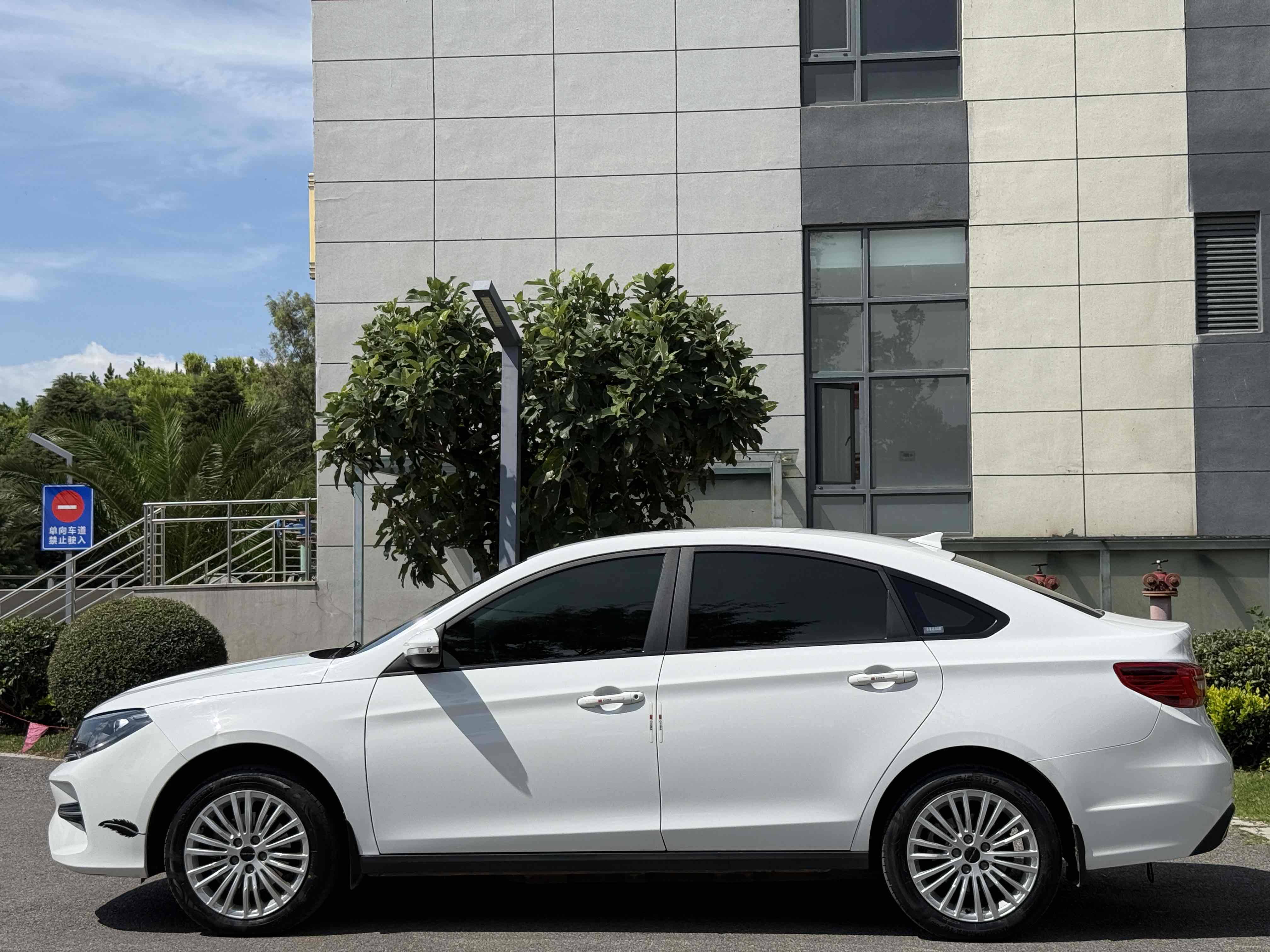 Forthing S60 EV 2022 #9 Forthing S60 EV 2022 car image #9