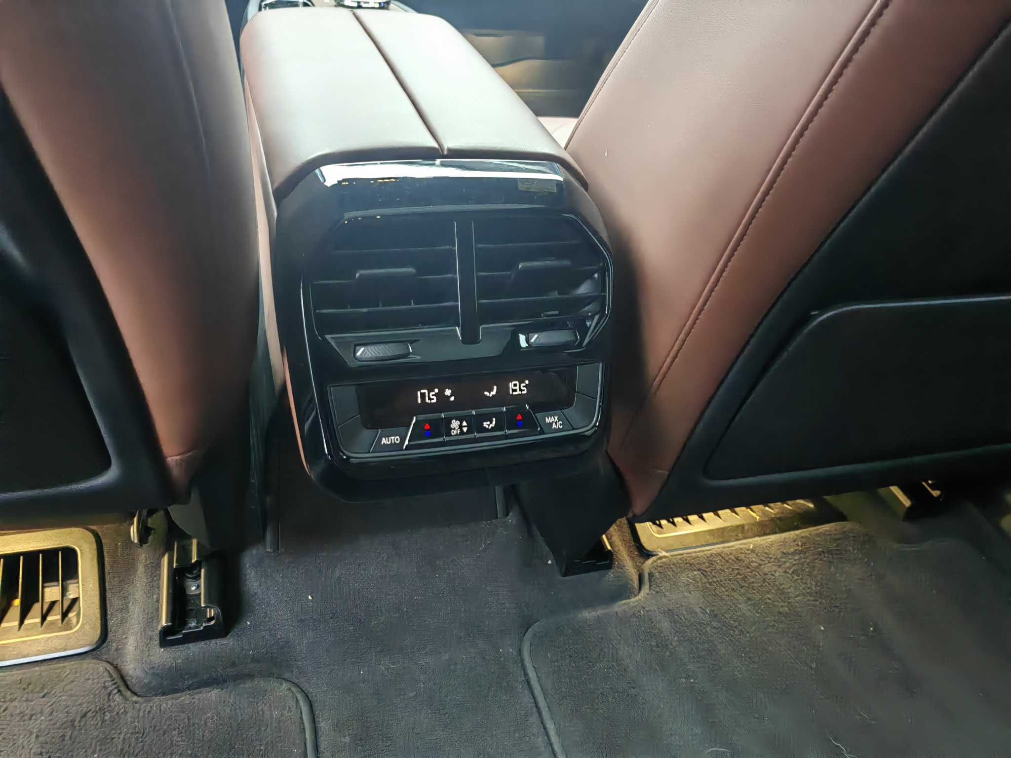 BMW iX 2022 car image #9