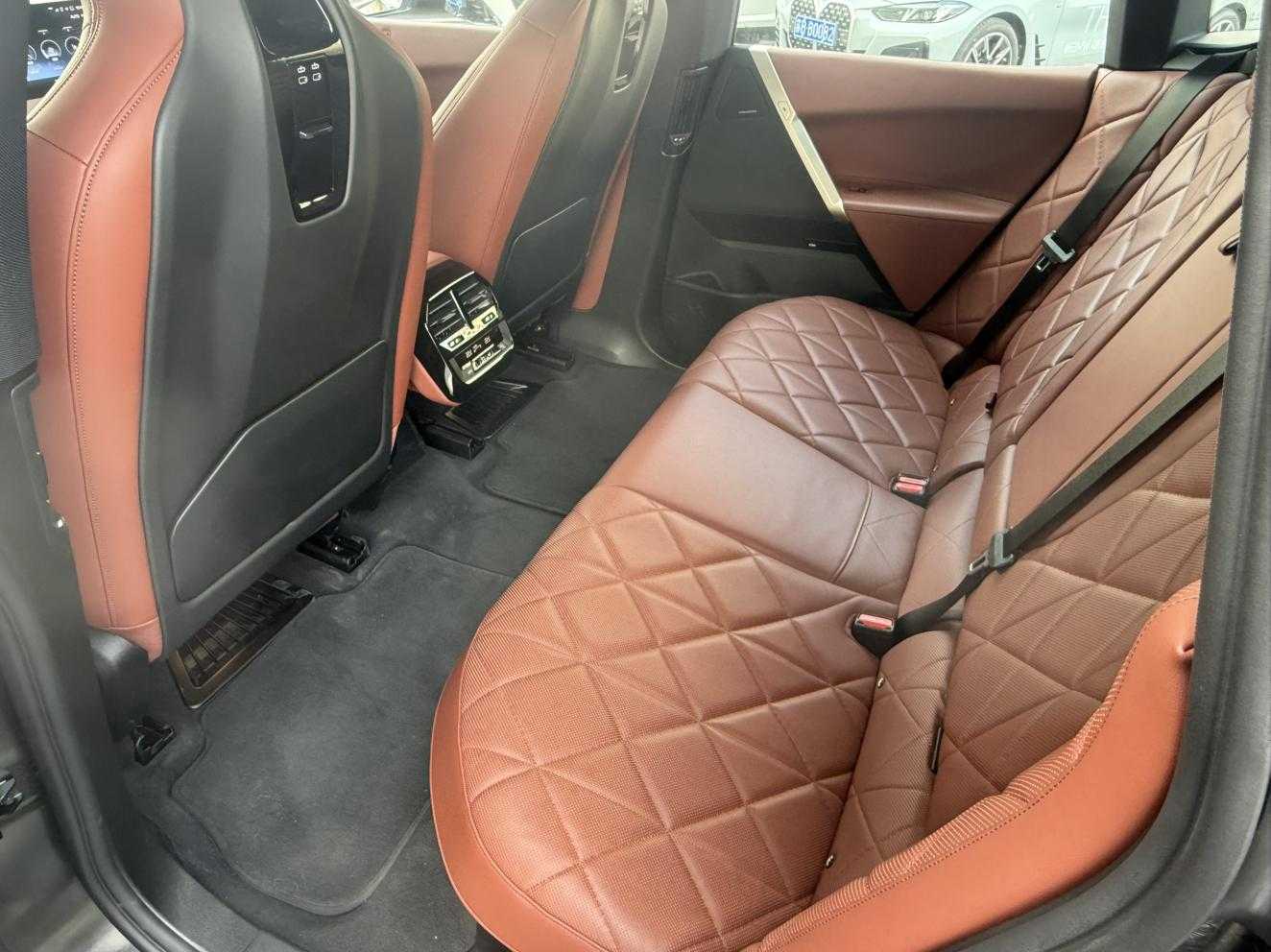 BMW iX 2023 car image #9