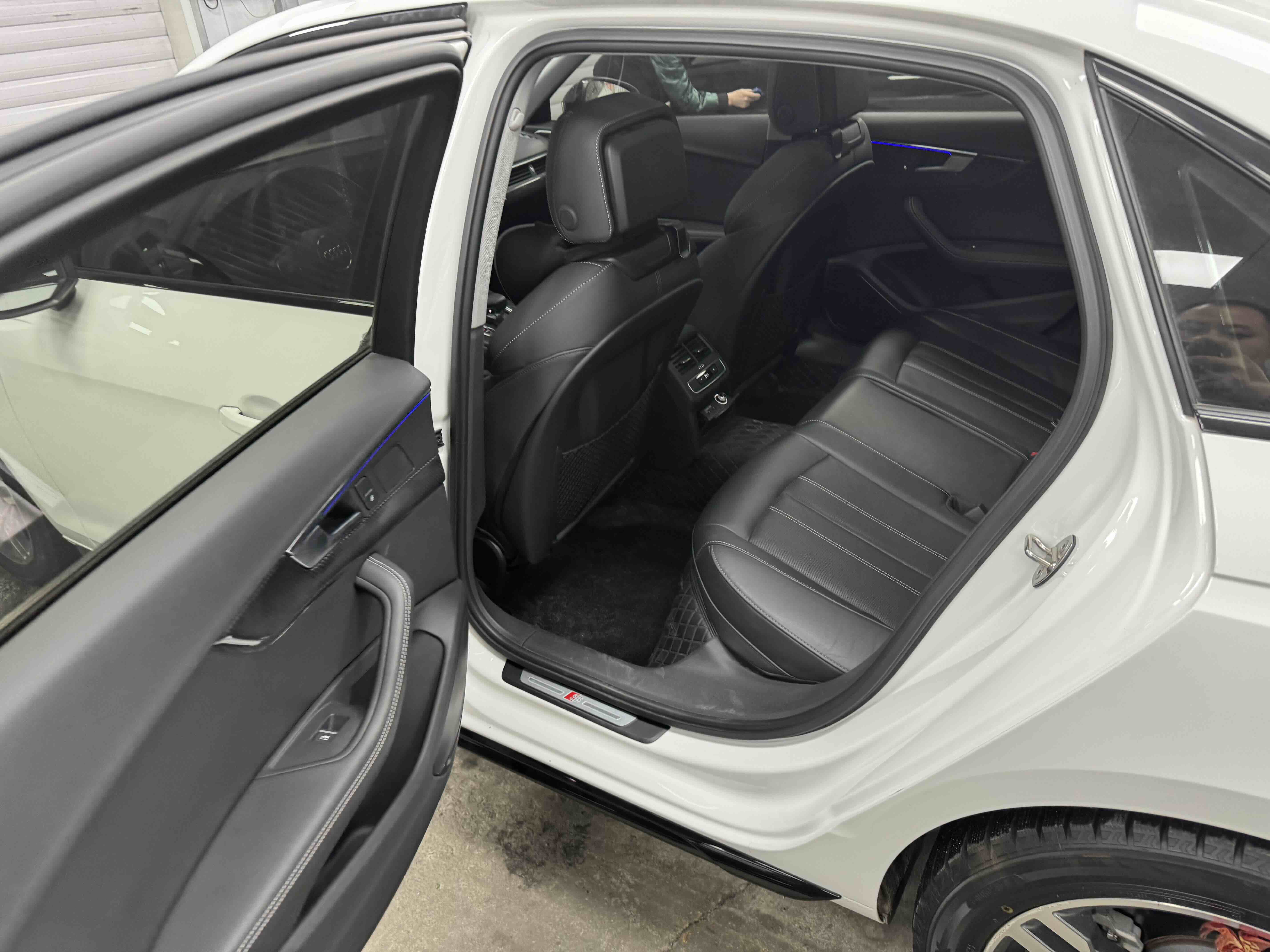 Audi A4L 2023 car image #9