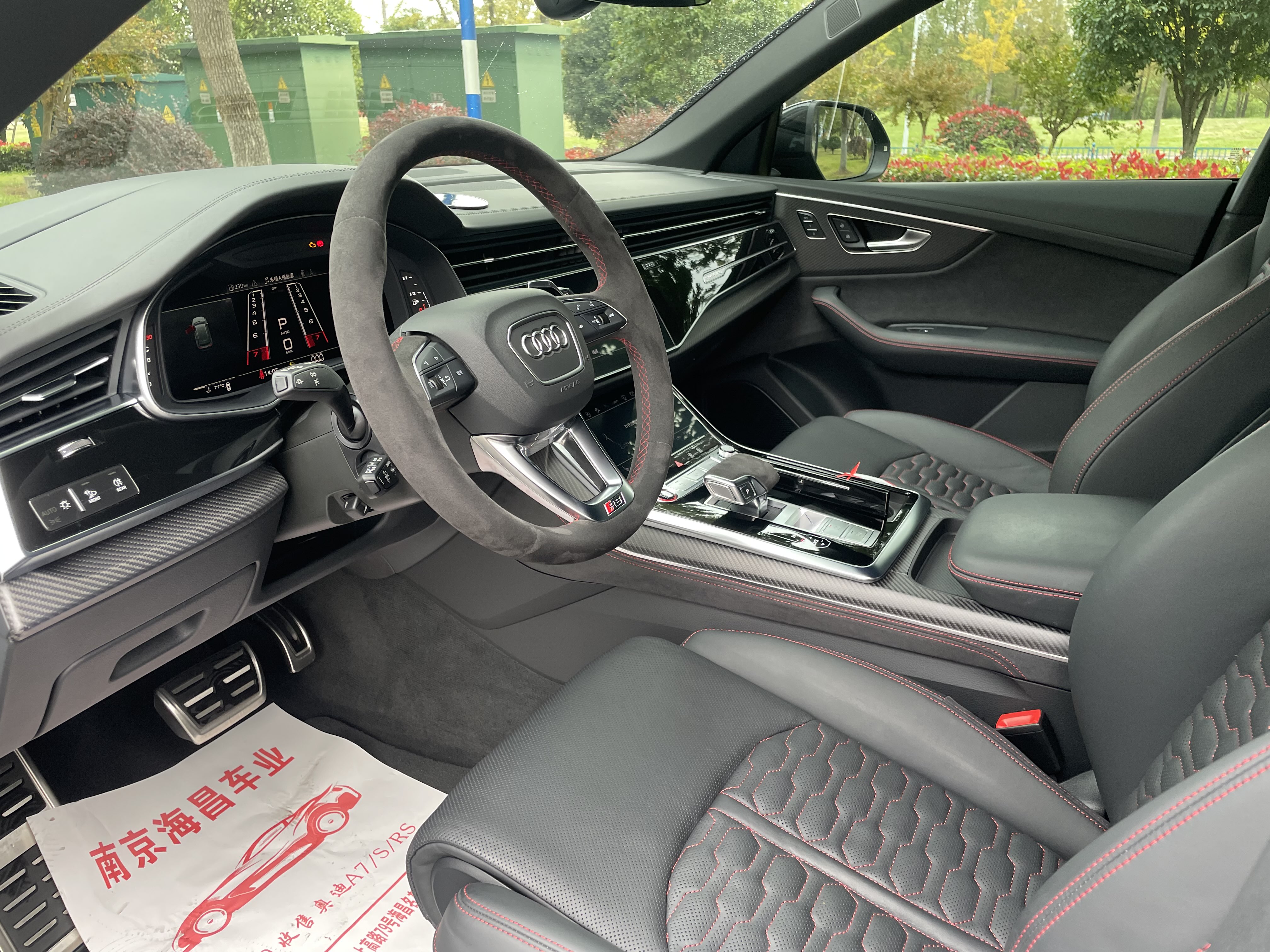 Audi RS Q8 2024 car image #9