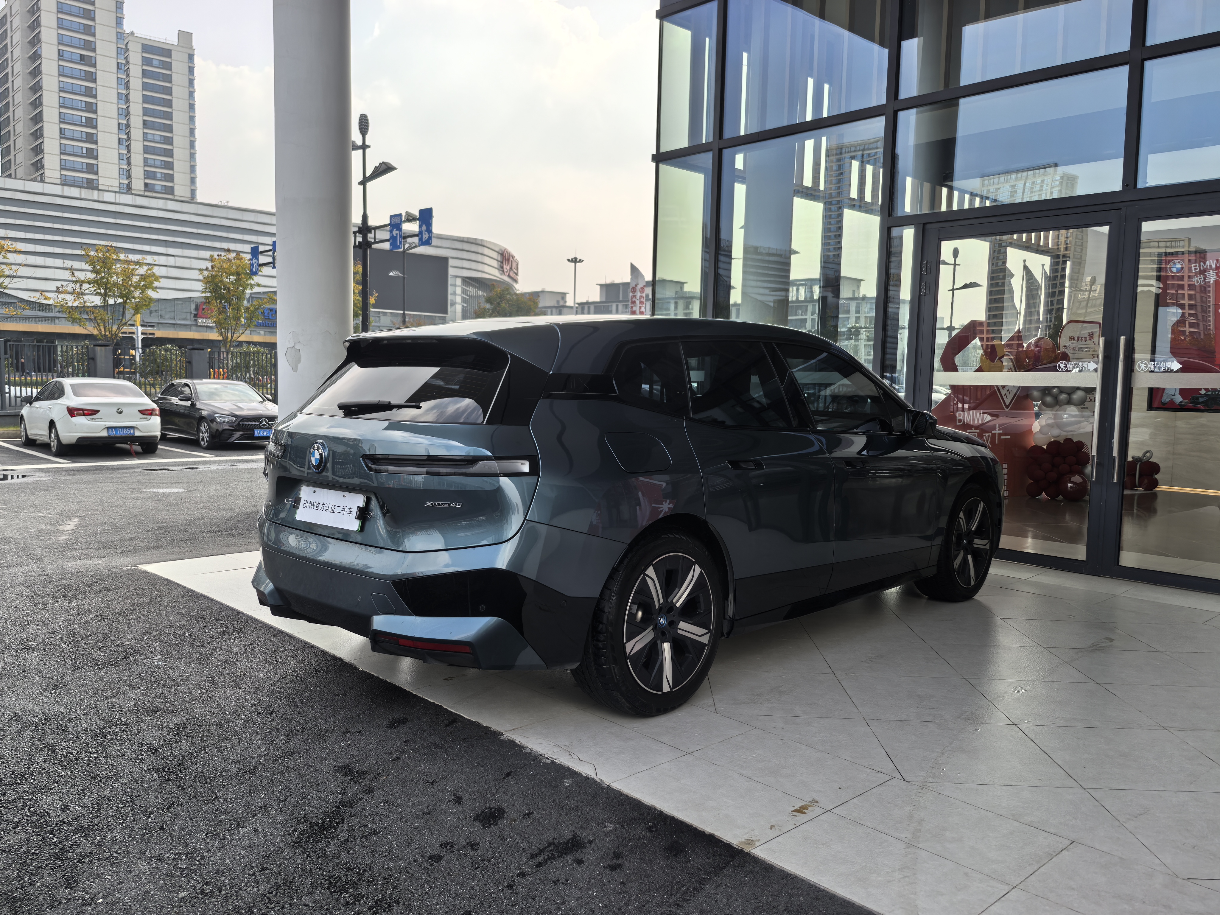 BMW iX 2023 car image #9