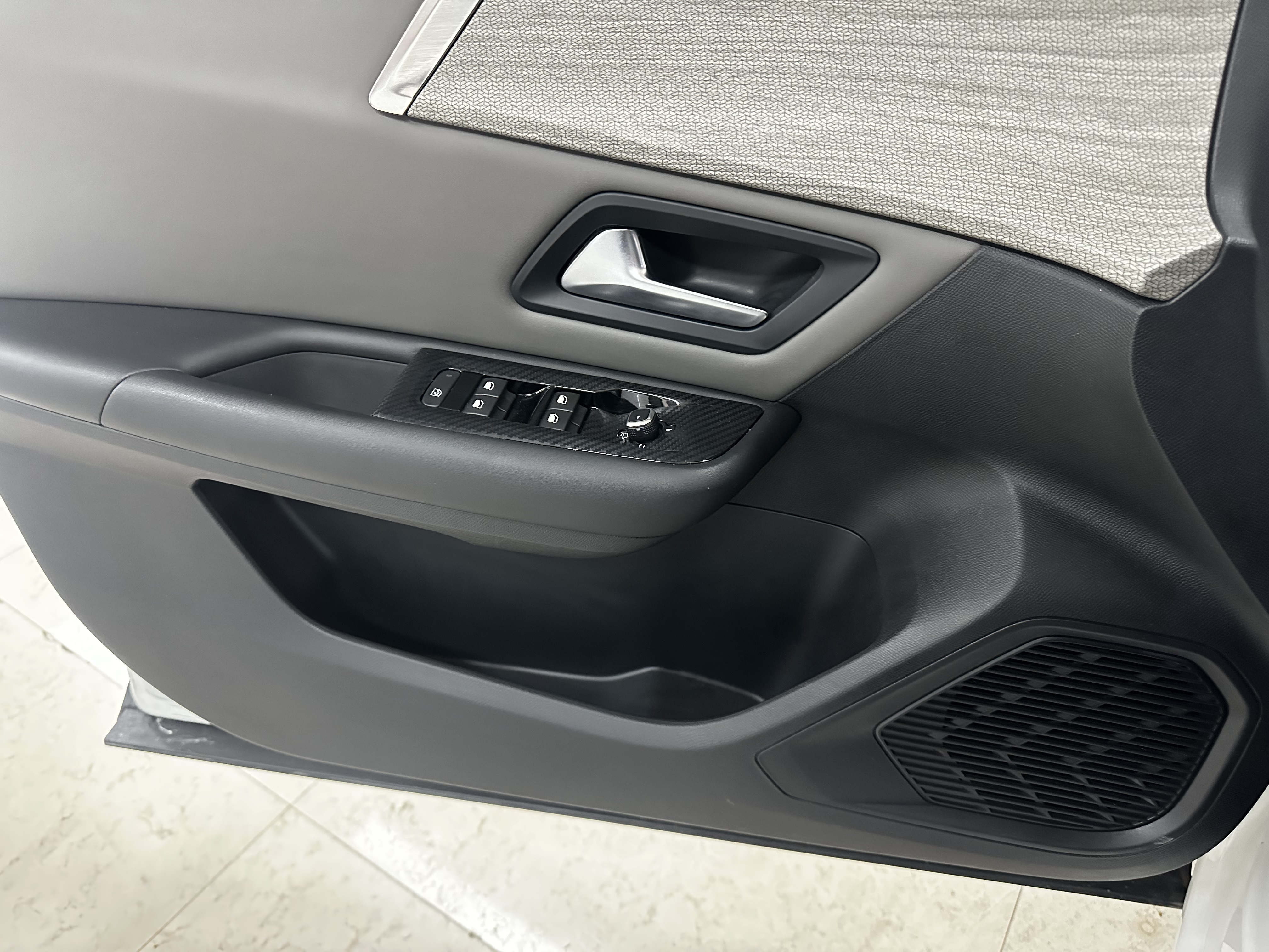 Citroen C5 X 2022 car image #9