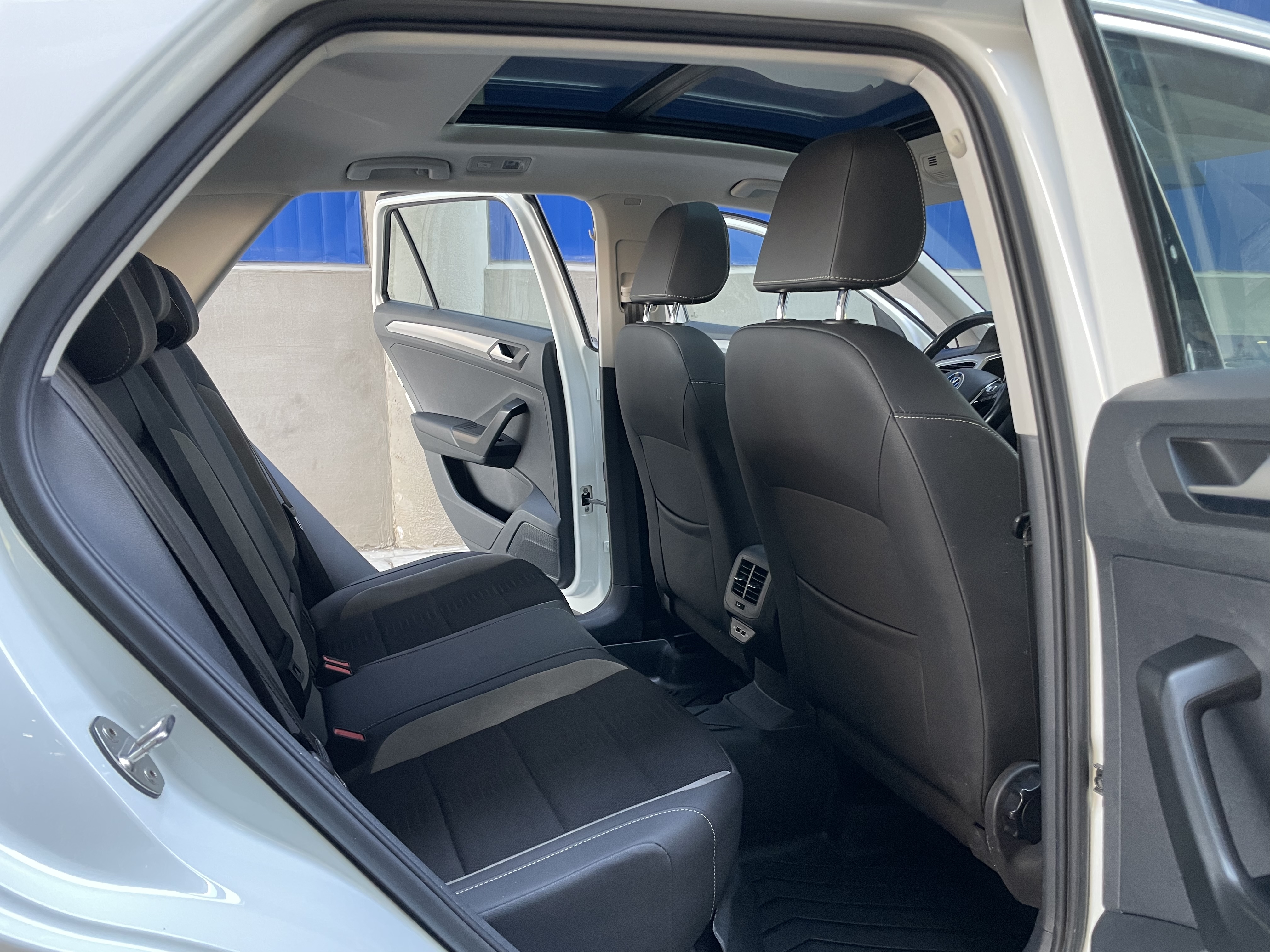Volkswagen T-Roc 2022 car image #9