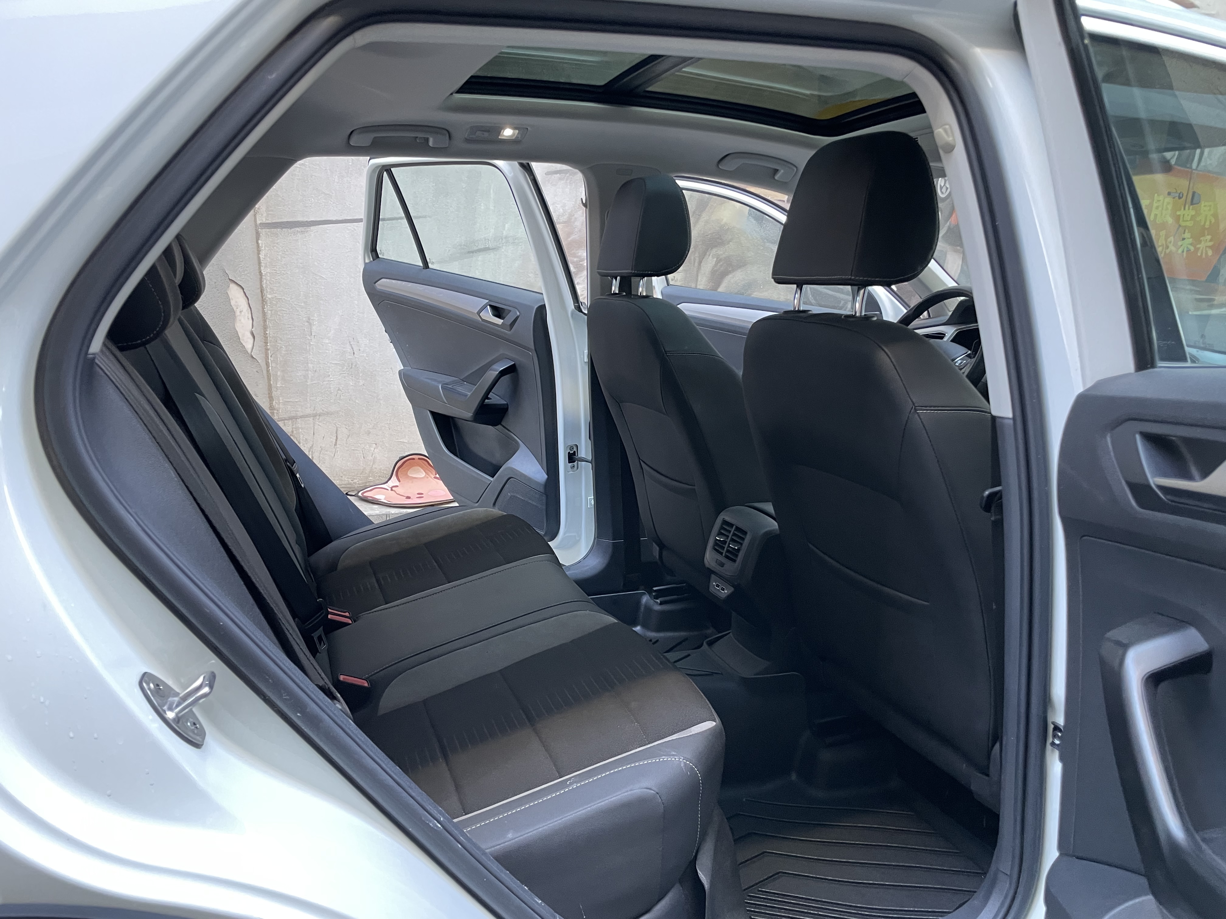 Volkswagen T-Roc 2022 car image #9