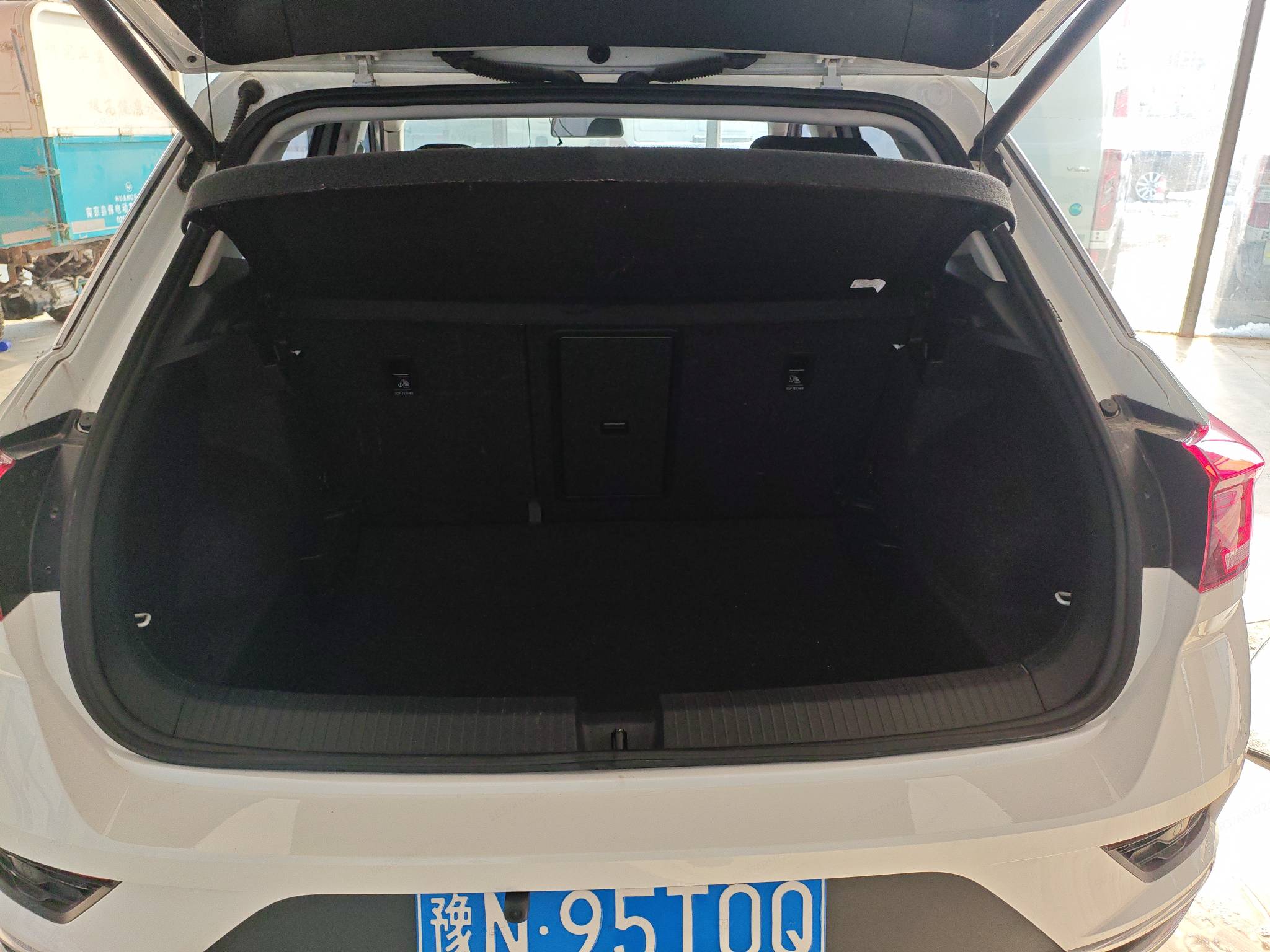 Volkswagen T-Roc 2023 car image #9