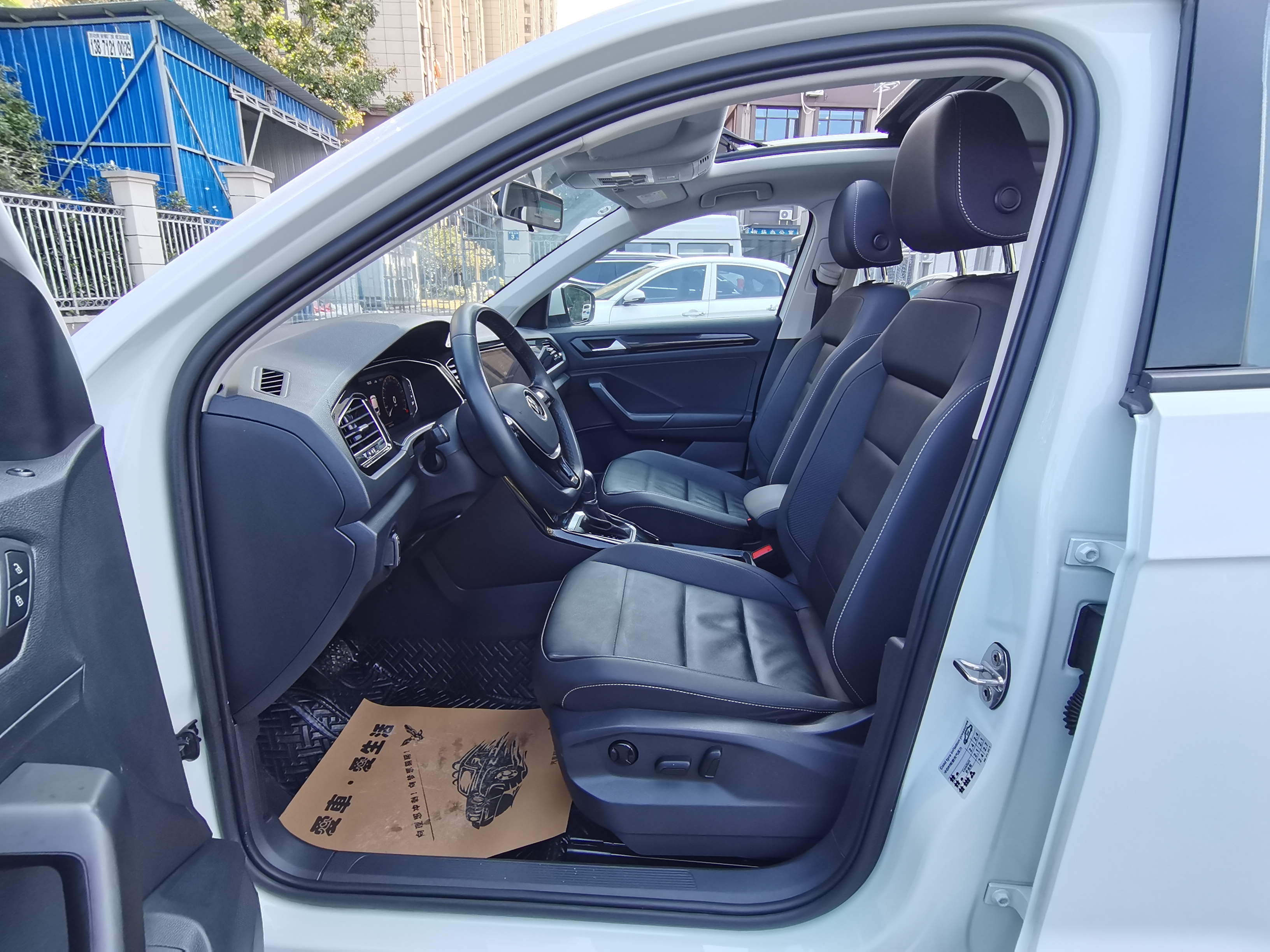 Volkswagen T-Roc 2023 car image #9