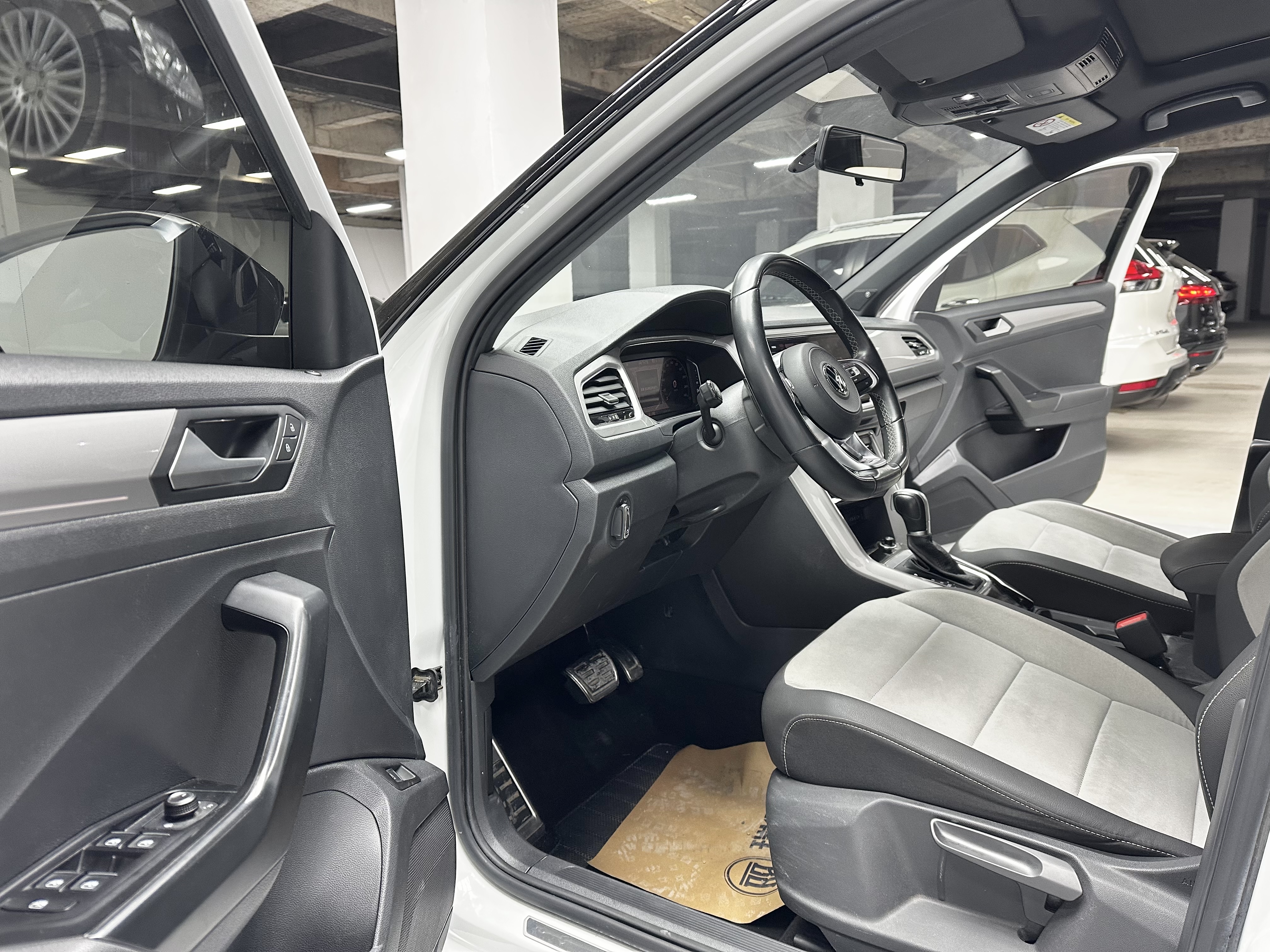 Volkswagen T-Roc 2022 car image #9