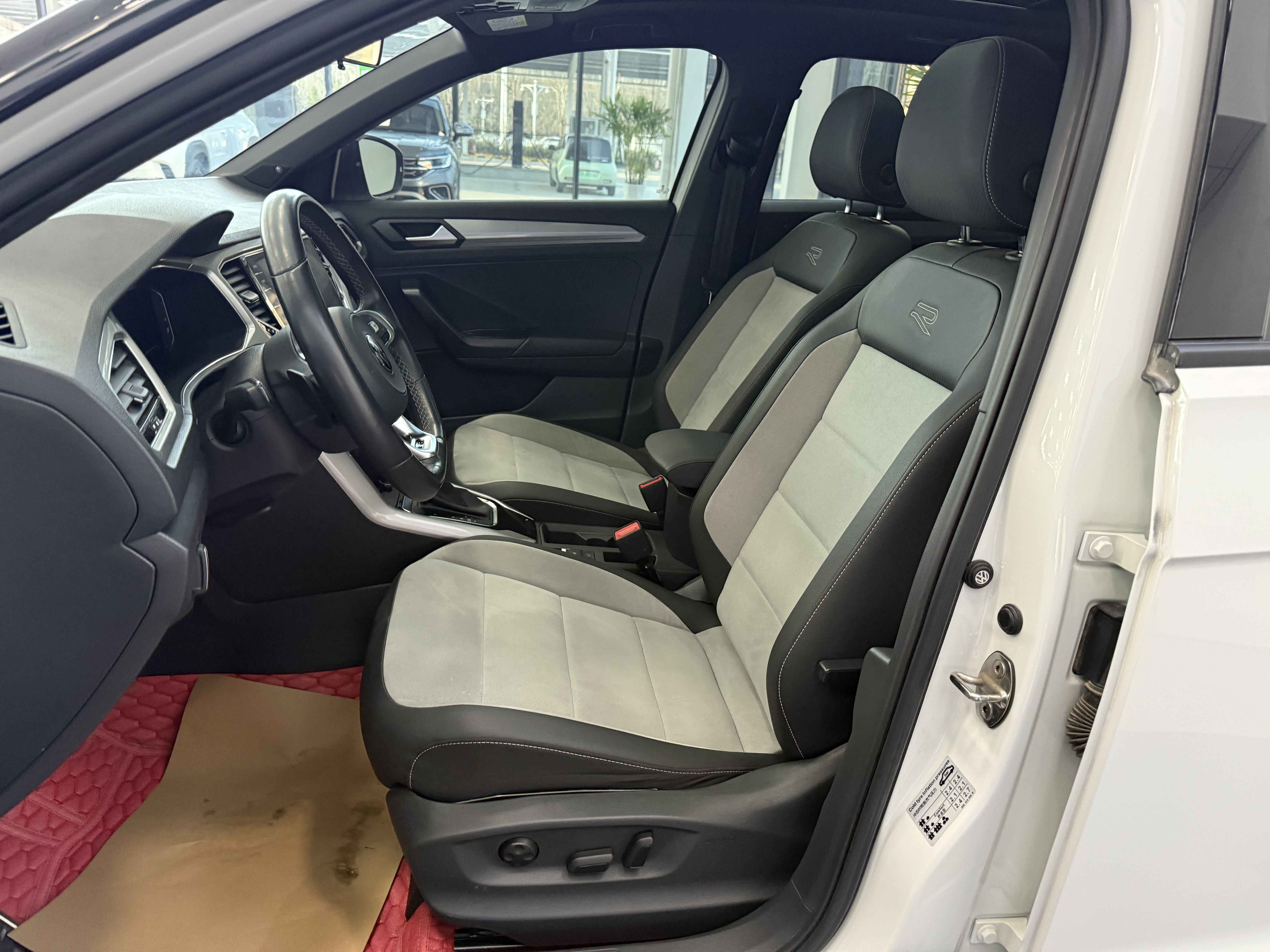 Volkswagen T-Roc 2022 car image #9