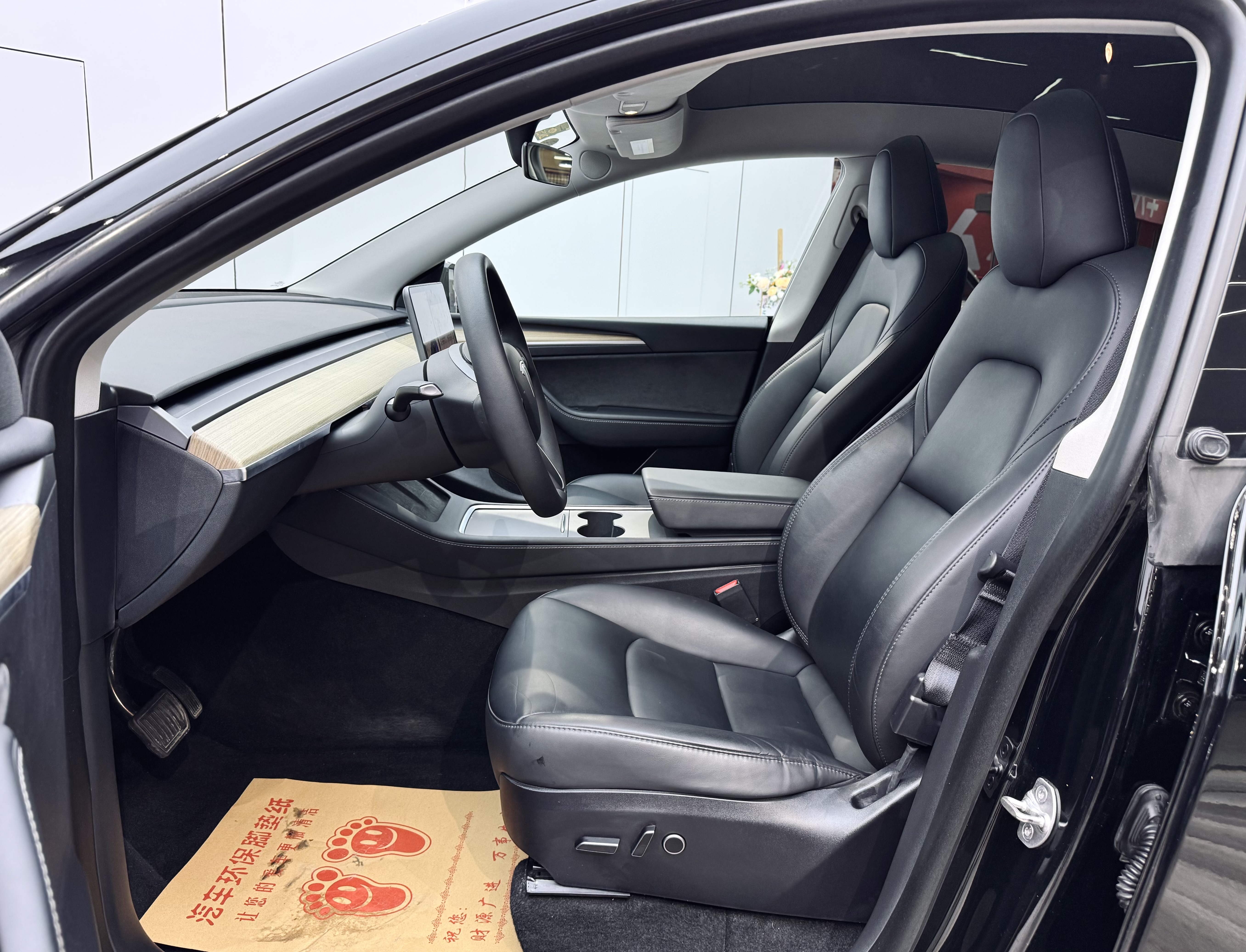 Tesla Model Y 2023 car image #9