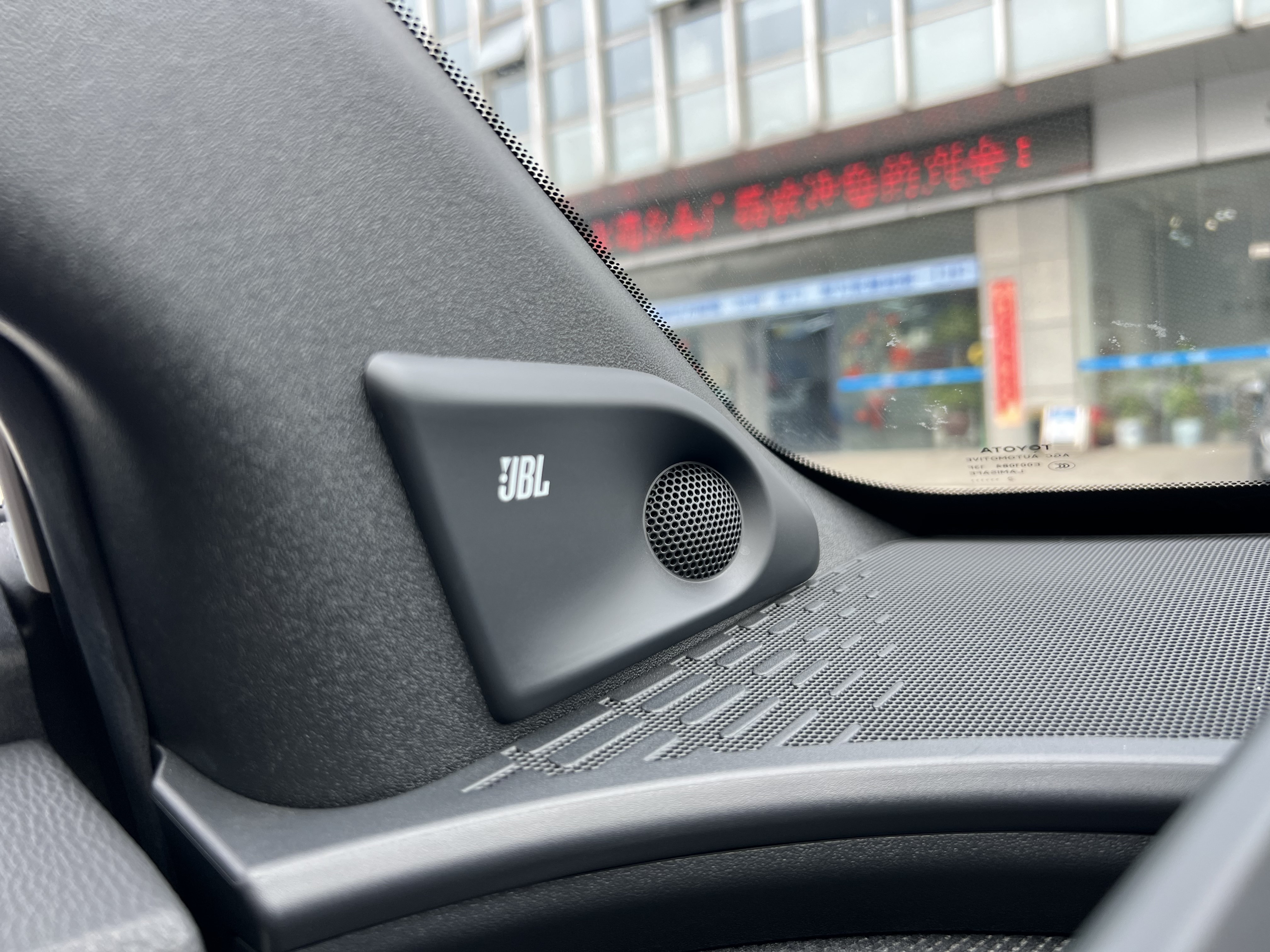 Toyota bZ4X 2022 immagine di auto #9