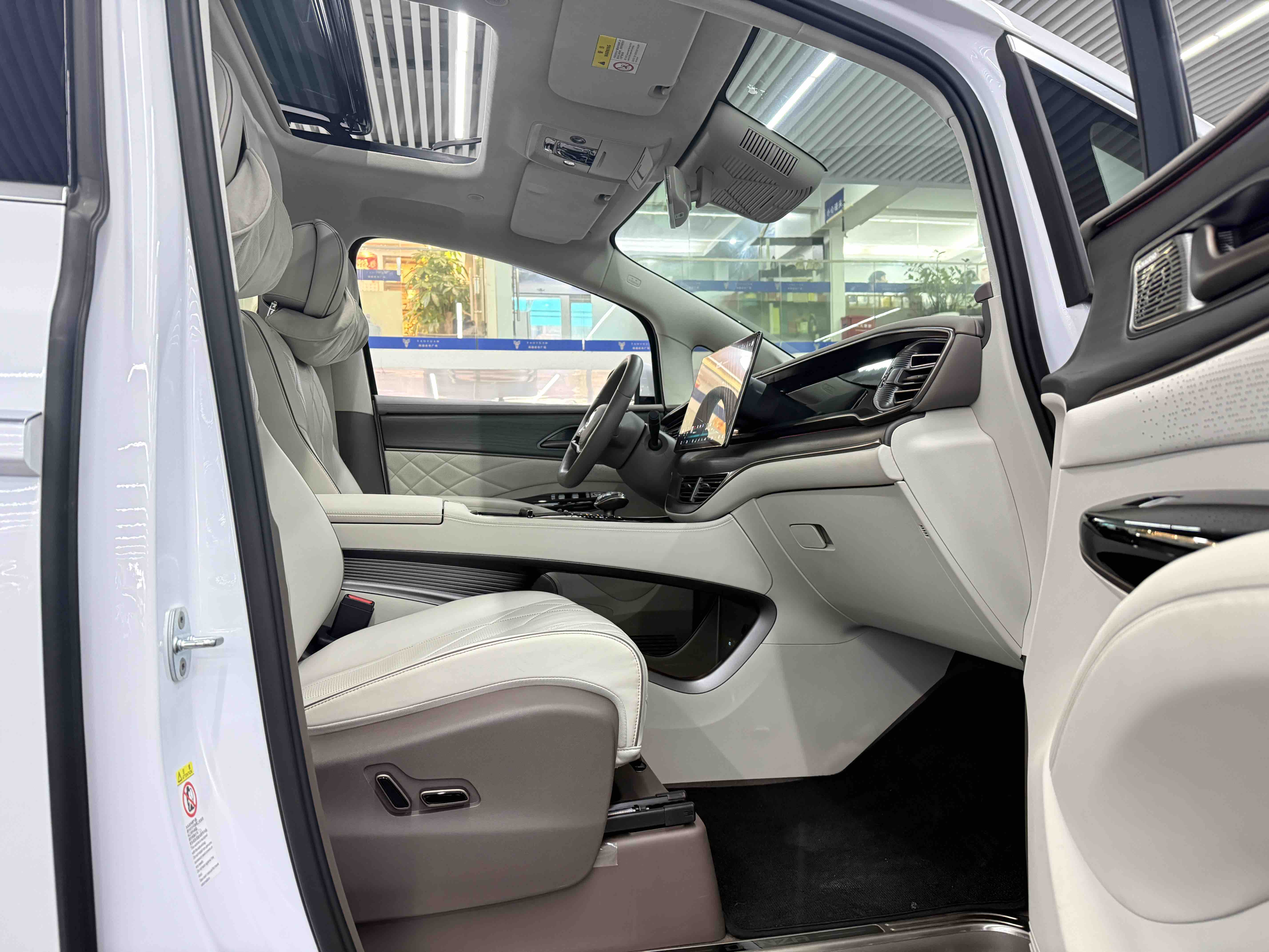 Denza D9 2023 car image #9