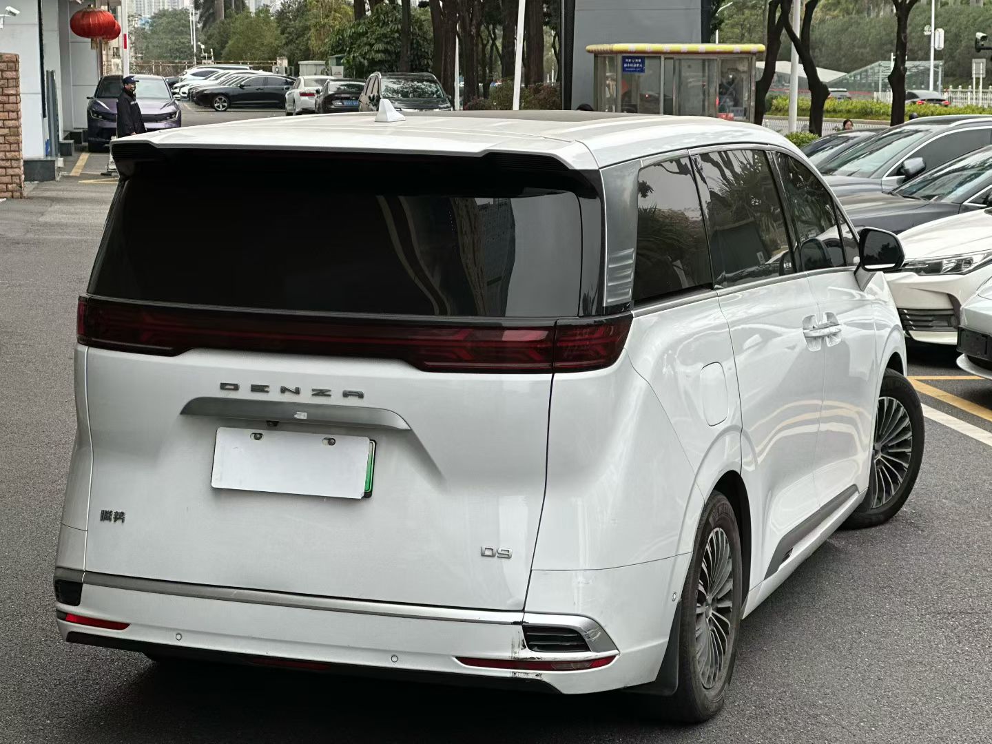 Denza D9 2023 car image #9