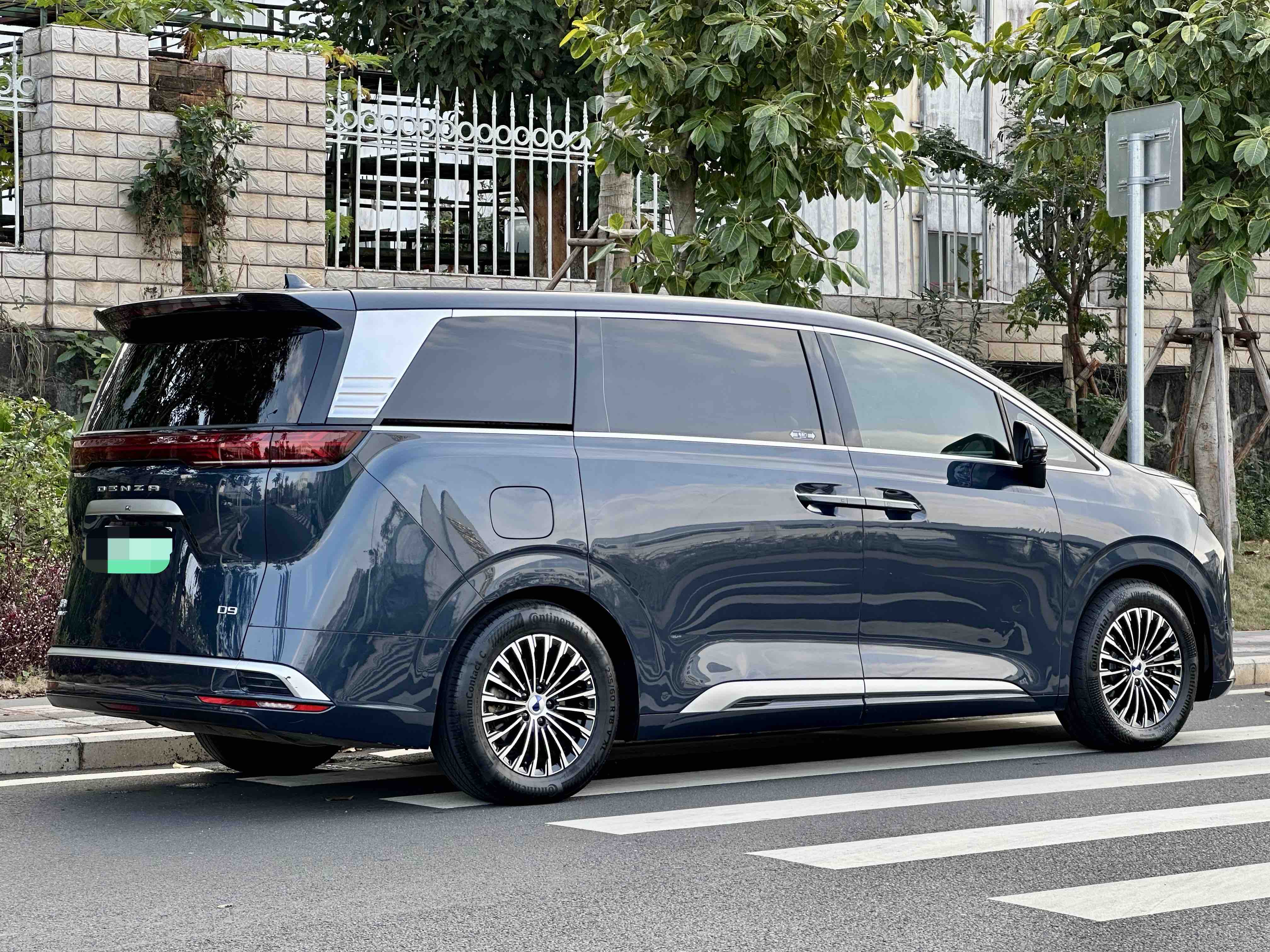 Denza D9 2023 car image #9