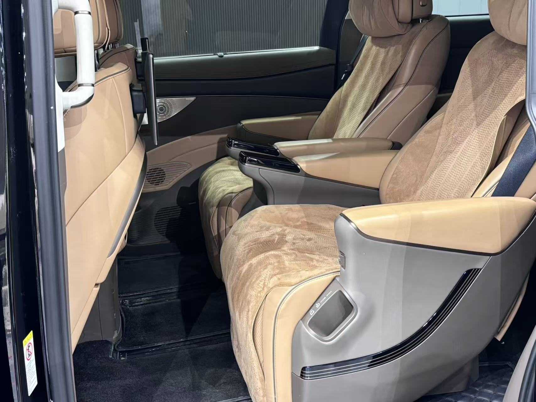 Denza D9 2023 car image #9