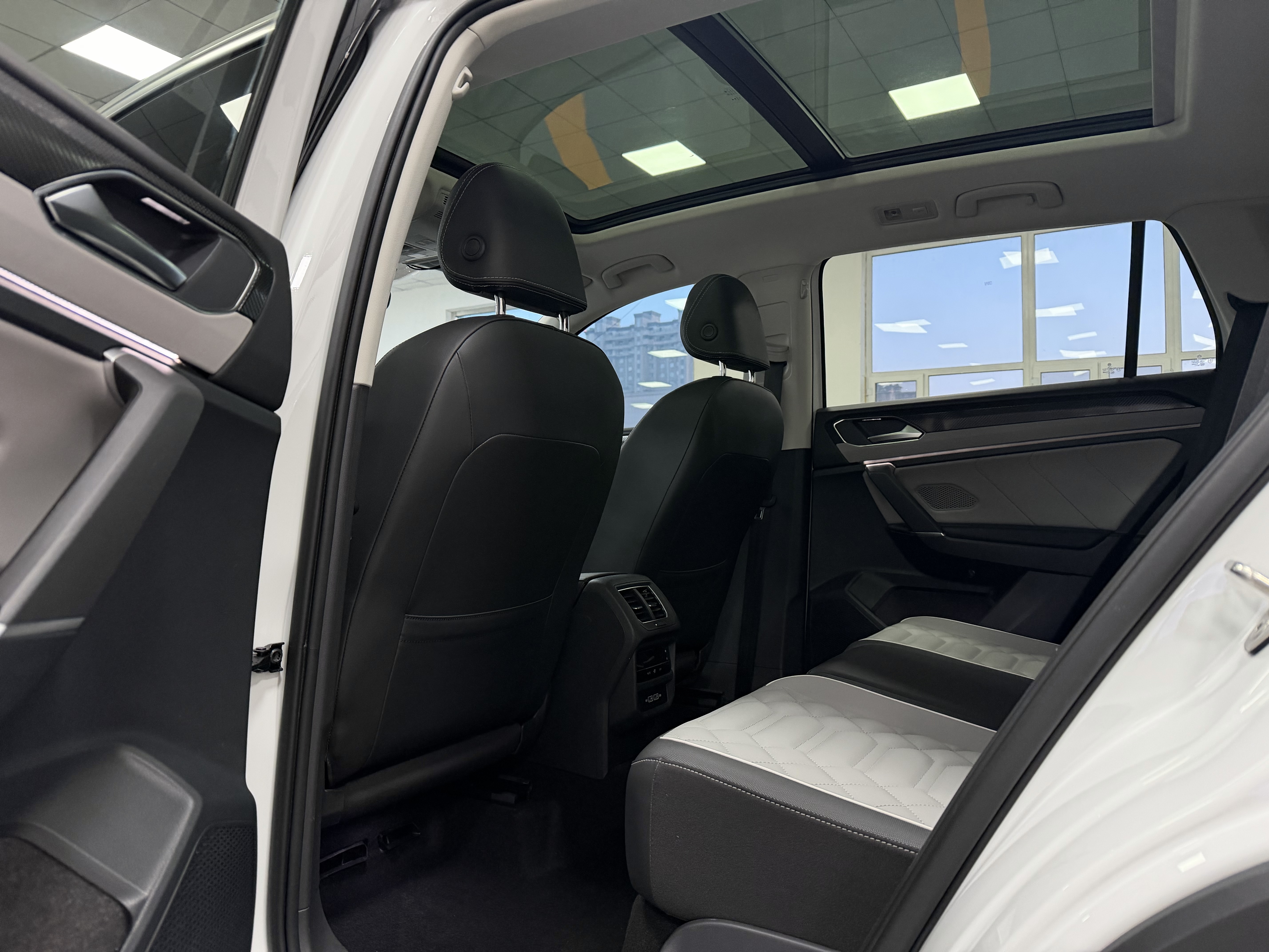 Volkswagen Tayron 2023 immagine di auto #9