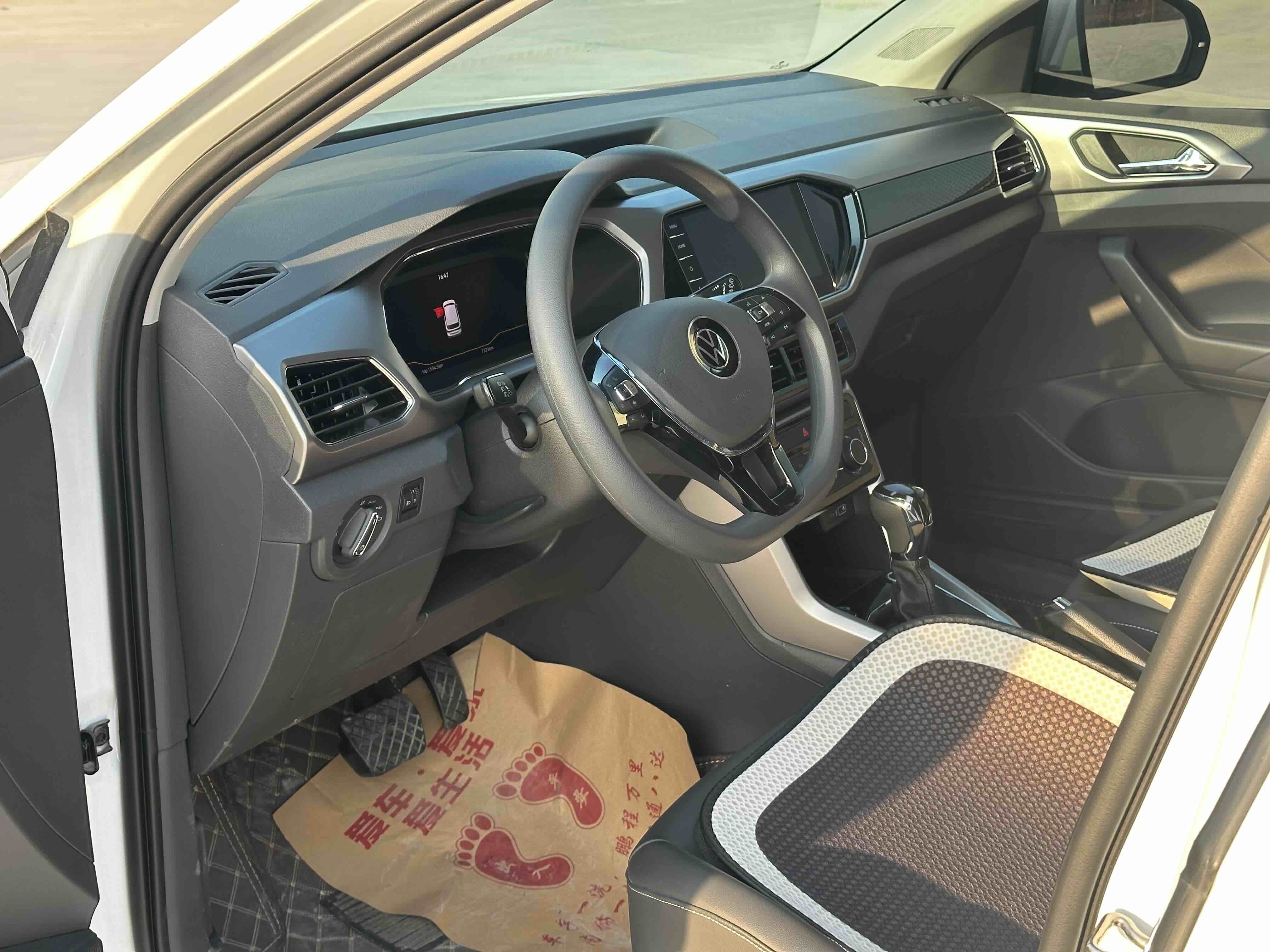 Volkswagen T-Cross 2023 car image #9