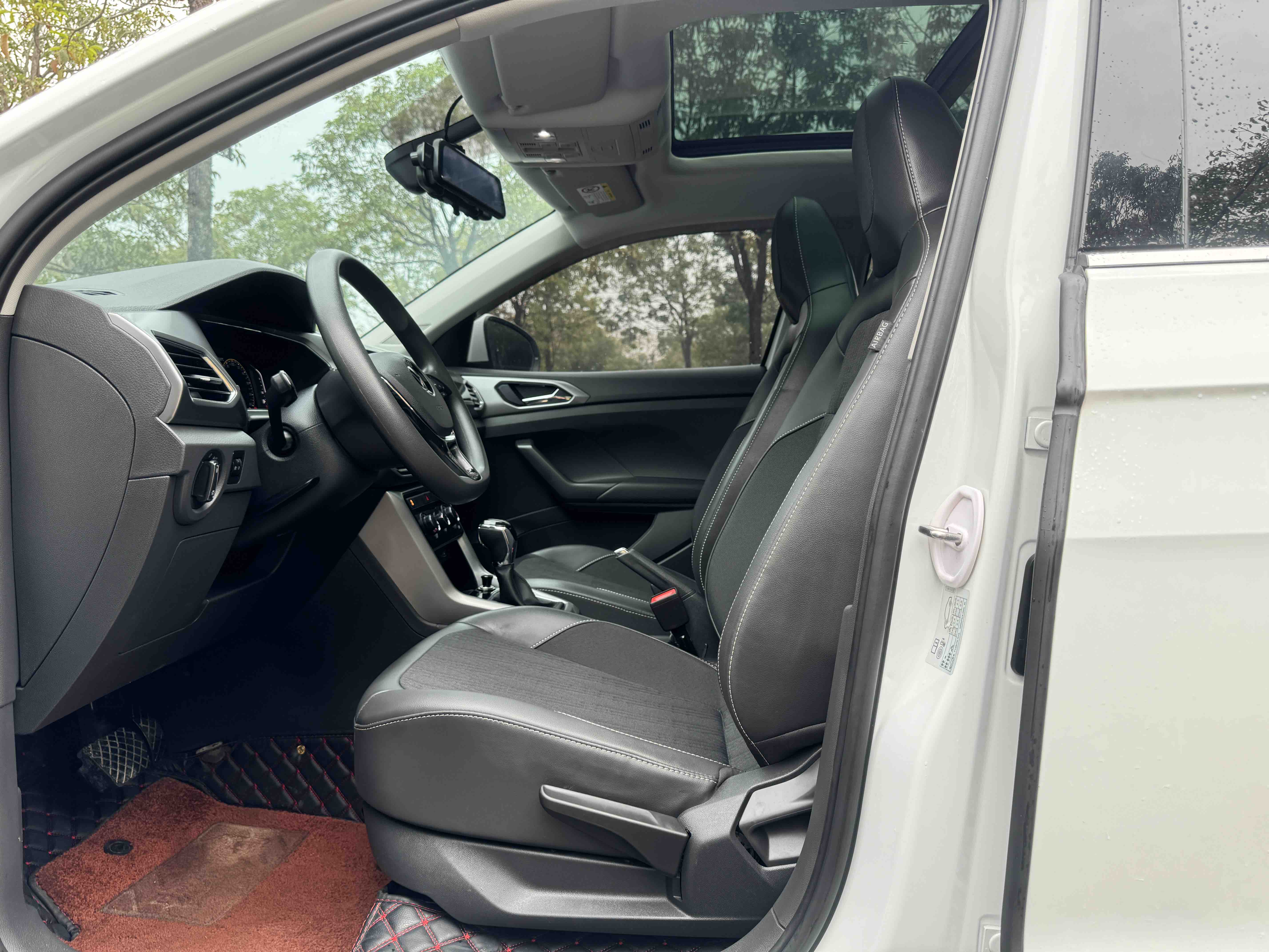 Volkswagen T-Cross 2023 car image #9