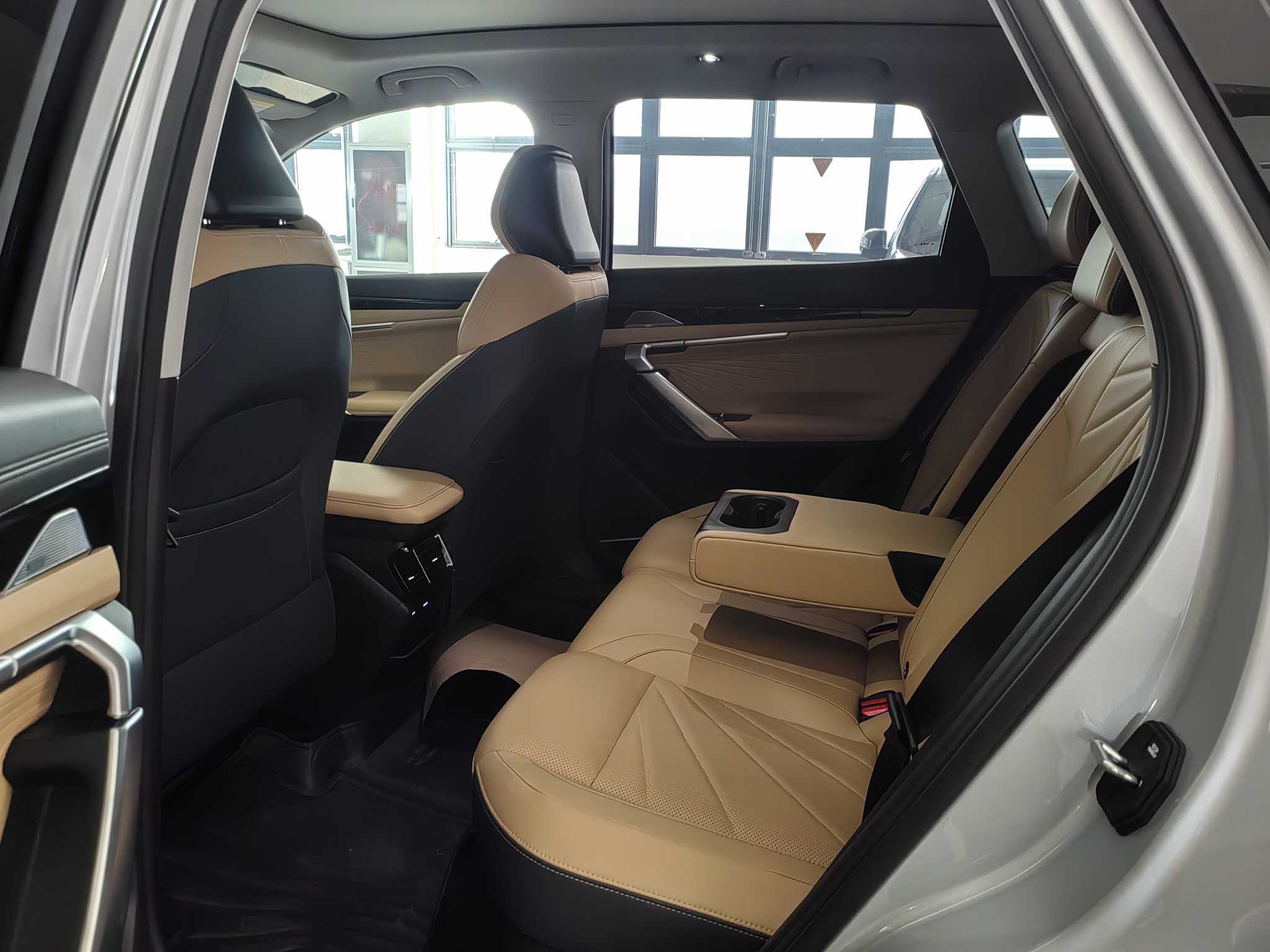 GEELY Boyue L 2023 car image #9