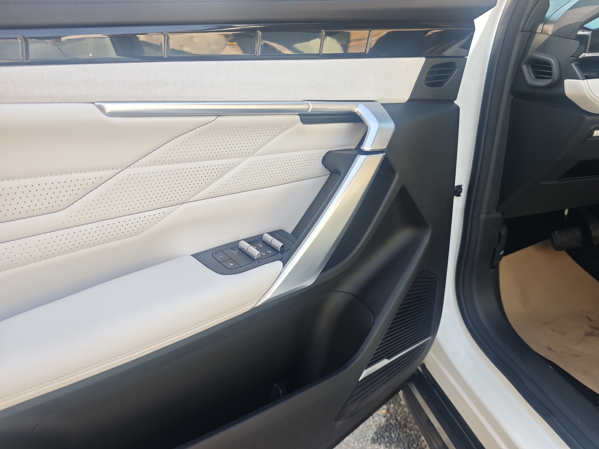 GEELY Boyue L 2023 car image #9