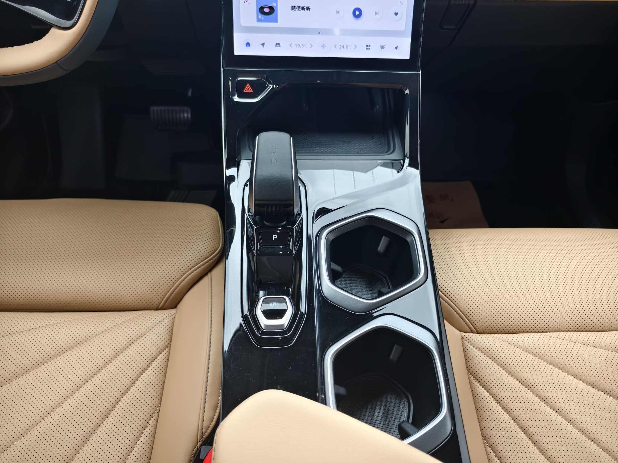 GEELY Boyue L 2023 immagine di auto #9